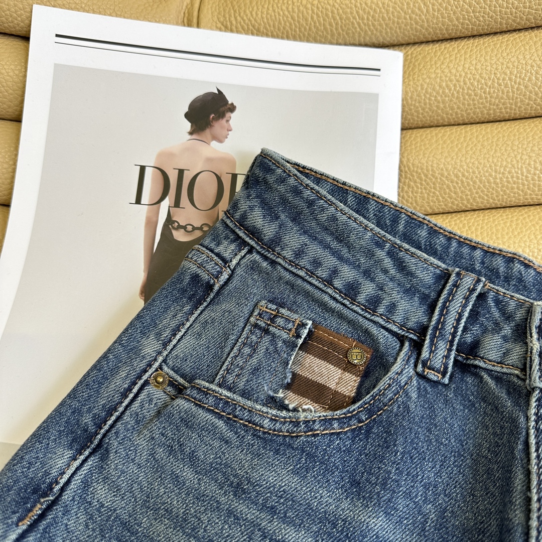 “Packaged Single-Size Female Suit: 24 New Pairs of Stylish Barberly Cosmopolitan Jeans” - 图片 4