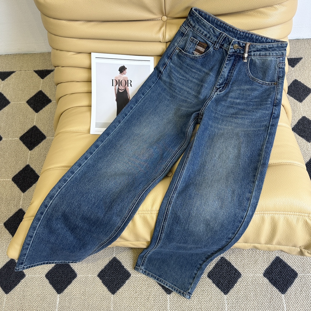 “Packaged Single-Size Female Suit: 24 New Pairs of Stylish Barberly Cosmopolitan Jeans” - 图片 1