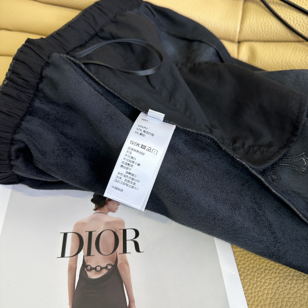 Trendy Women’s Autumn/Winter Pants: Croar Cross Embroidered, Leather, Straight-Barrel – Inclusive and Stylish - 图片 8
