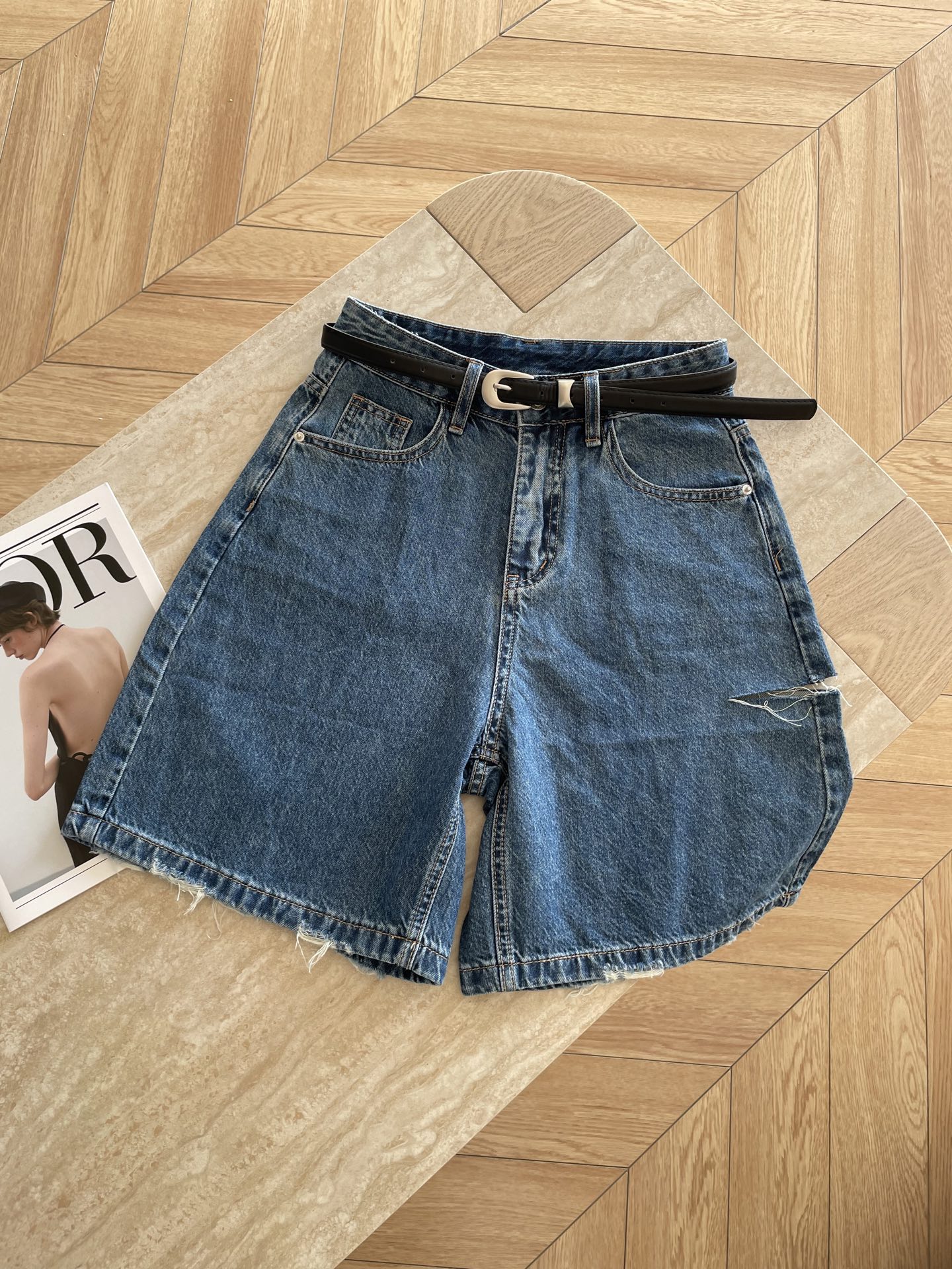 Stylish Summer Fashion: P414 Woman’s Trendy Cut-off Shorts with Belts