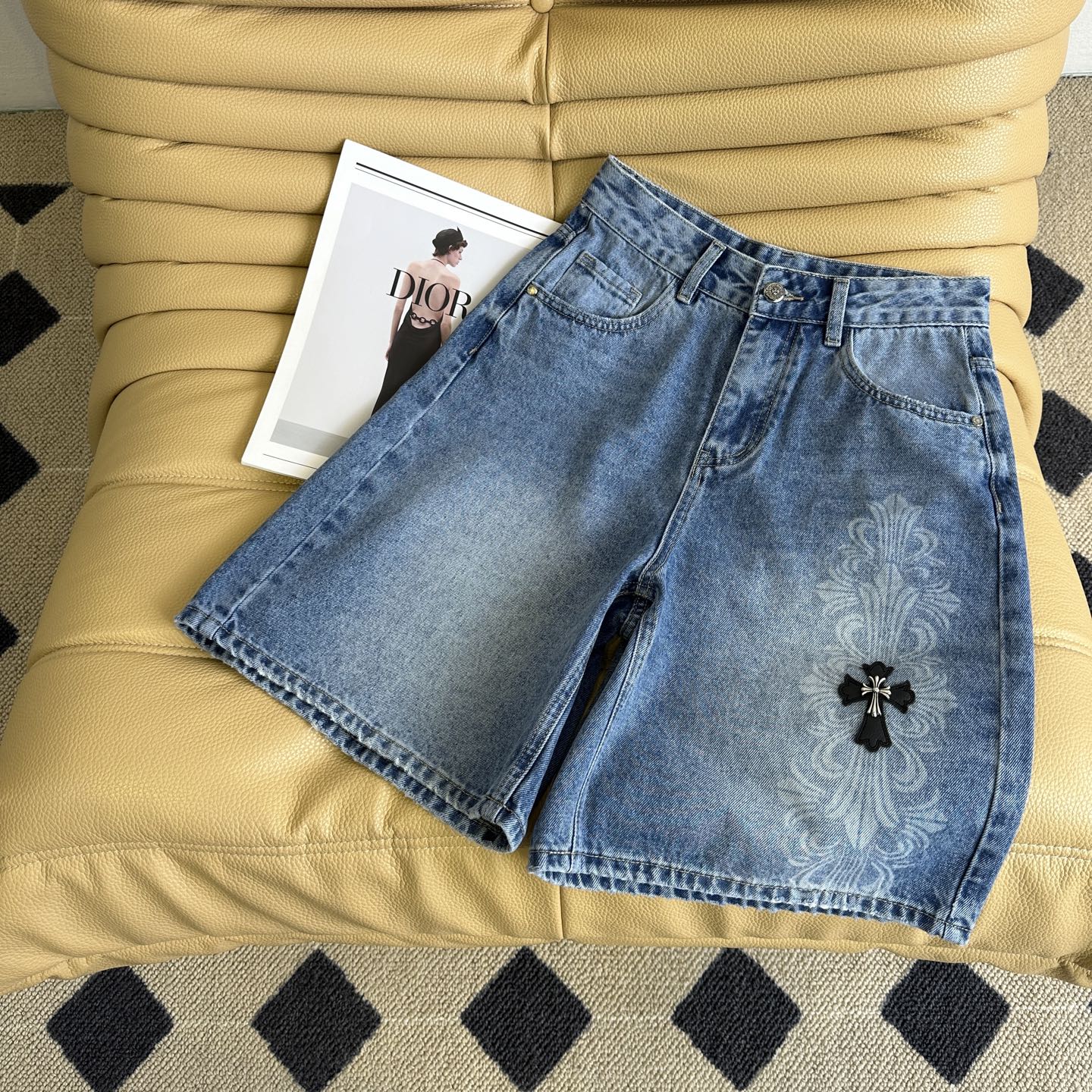 Fashion Forward: Original Scoundrel in Stylish American-Designed Attire - 图片 1