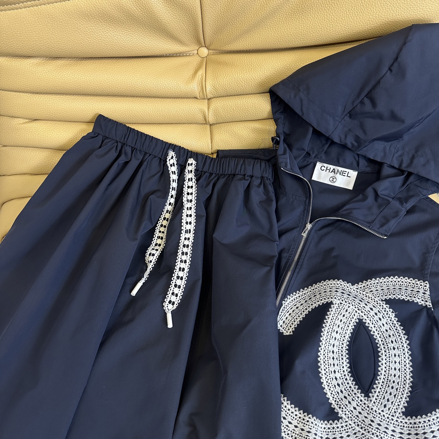 Fashion Flashback: Stylish Vests, Skirts, Caps, and Dresses in Summer Styles - 图片 5