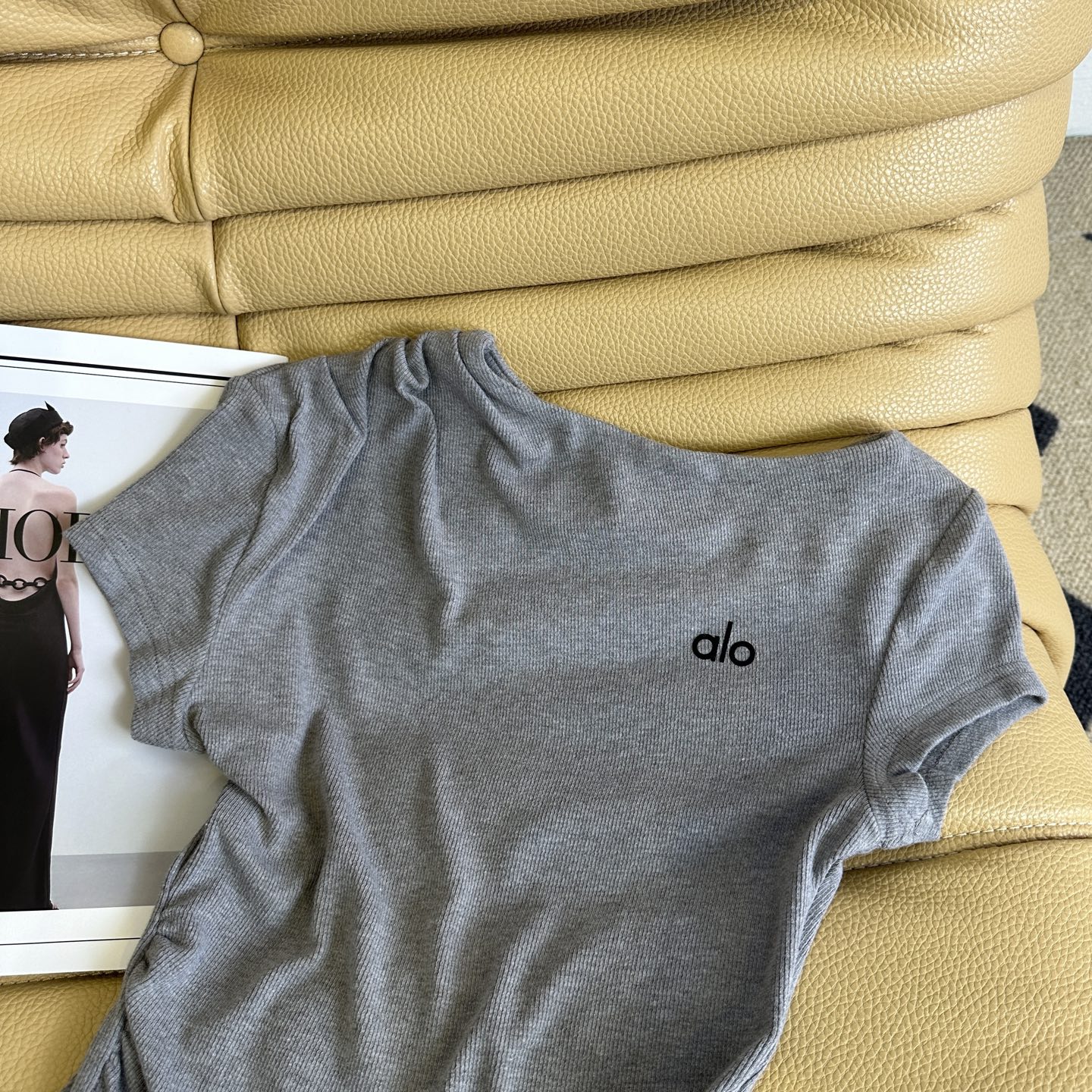 “Long Legs in Perfect Shirt and Pants: Soft and Easy Style” - 图片 4