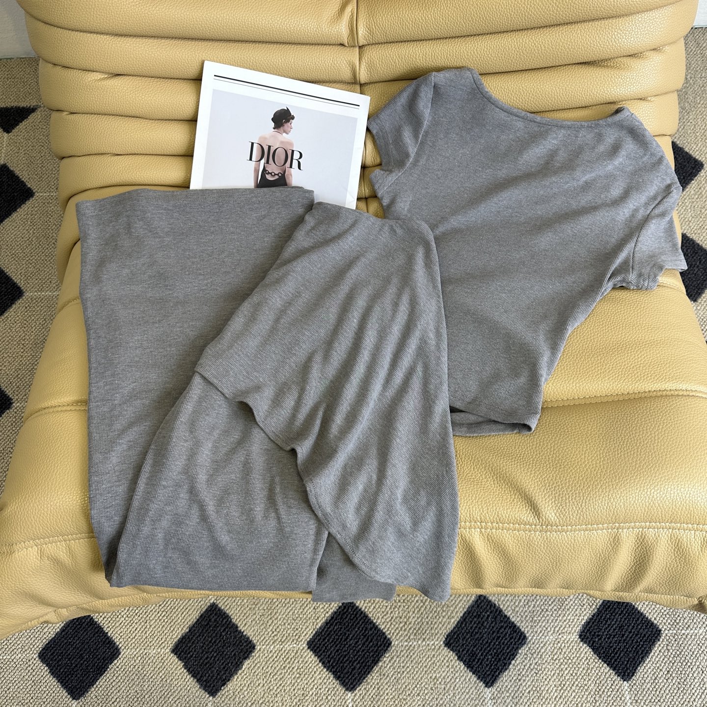 “Long Legs in Perfect Shirt and Pants: Soft and Easy Style” - 图片 9