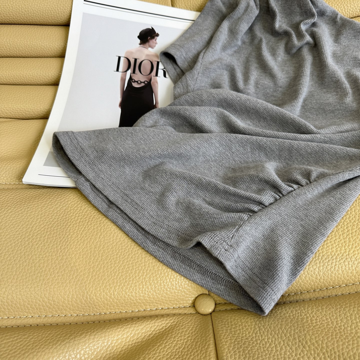 “Long Legs in Perfect Shirt and Pants: Soft and Easy Style” - 图片 7