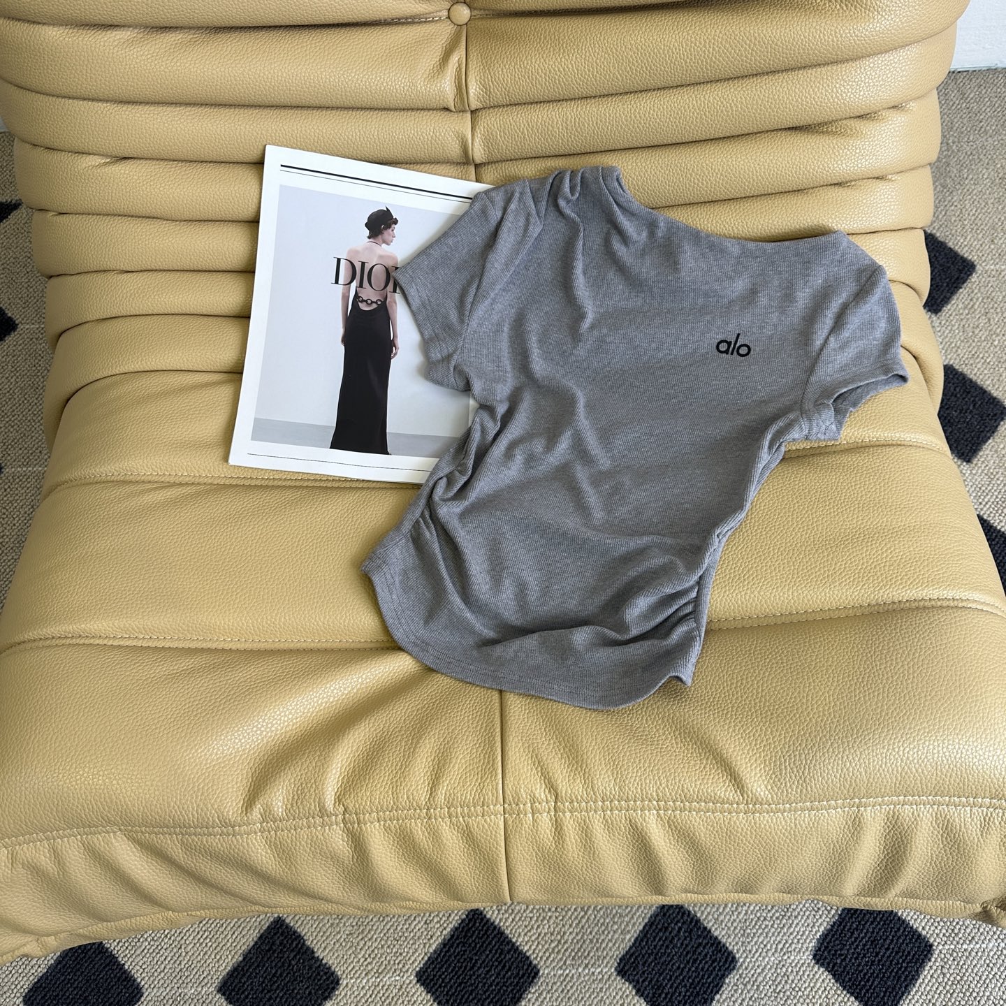 “Long Legs in Perfect Shirt and Pants: Soft and Easy Style” - 图片 2