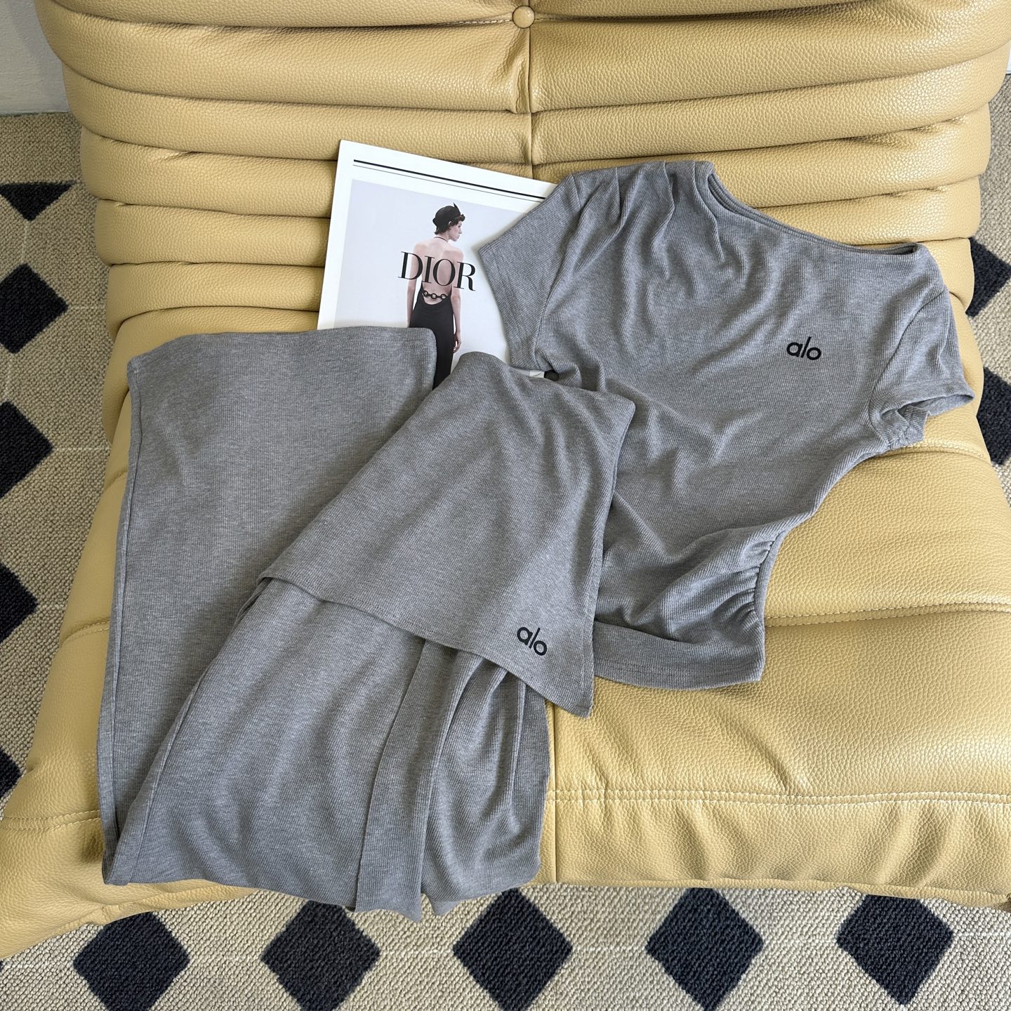 “Long Legs in Perfect Shirt and Pants: Soft and Easy Style” - 图片 8