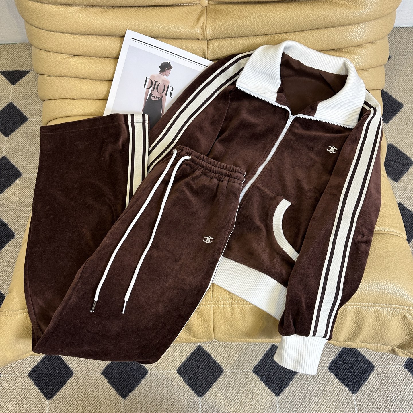 “New Sales: One-Size-Fits-All Women’s Clothes in Various Colors and Styles” - 图片 1
