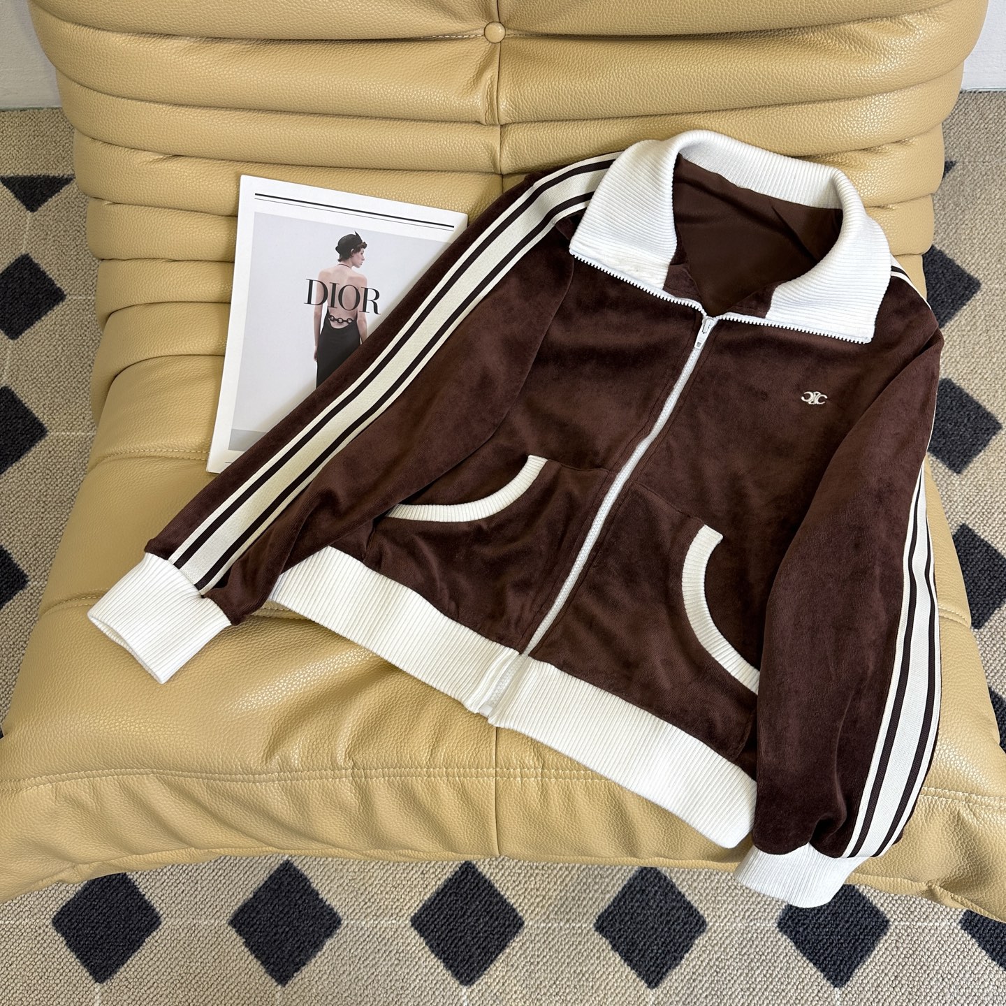 “New Sales: One-Size-Fits-All Women’s Clothes in Various Colors and Styles” - 图片 2