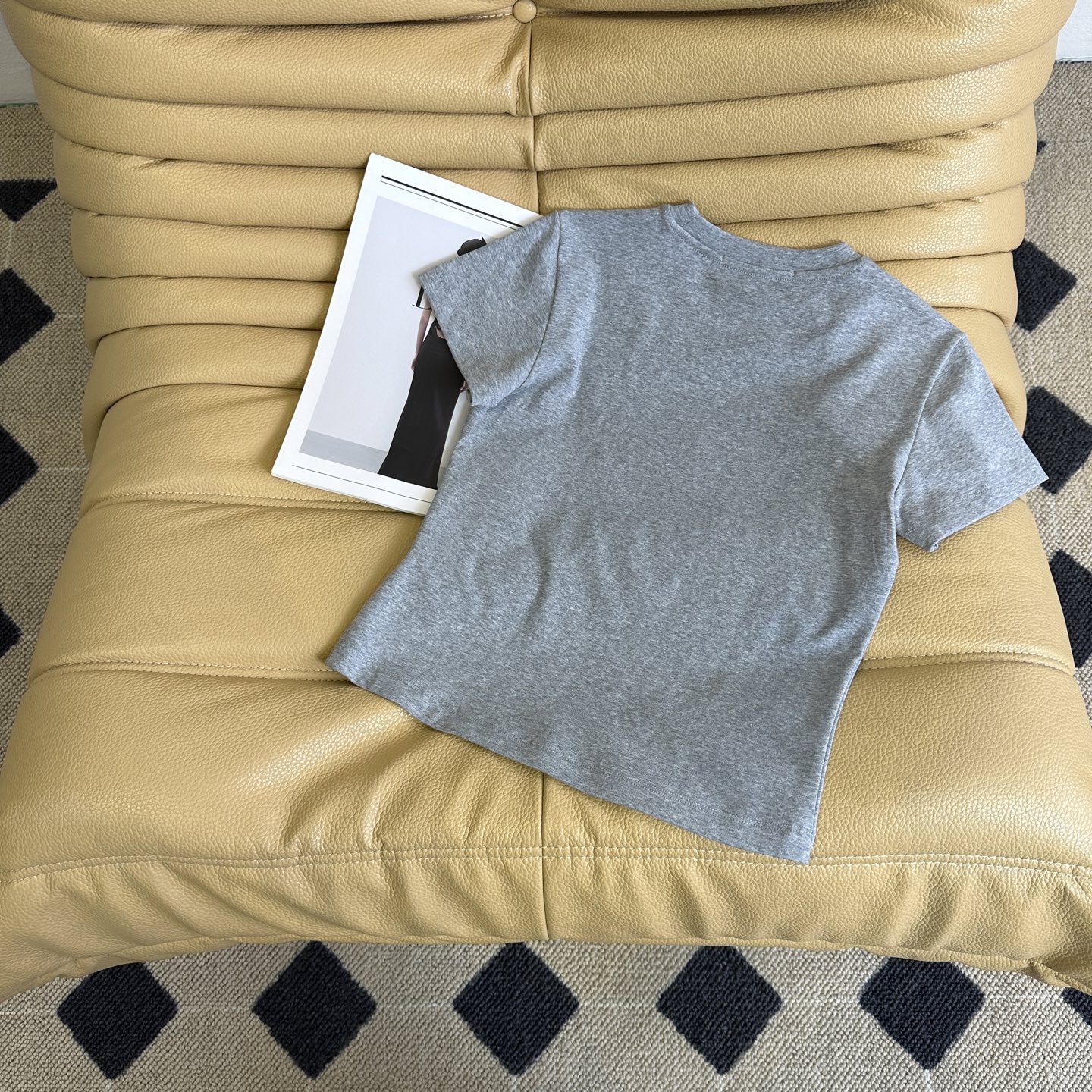 “Flexible Fabric Female Suit Set with Free Shorts – New Sale Highlights Quality and Comfort” - 图片 9