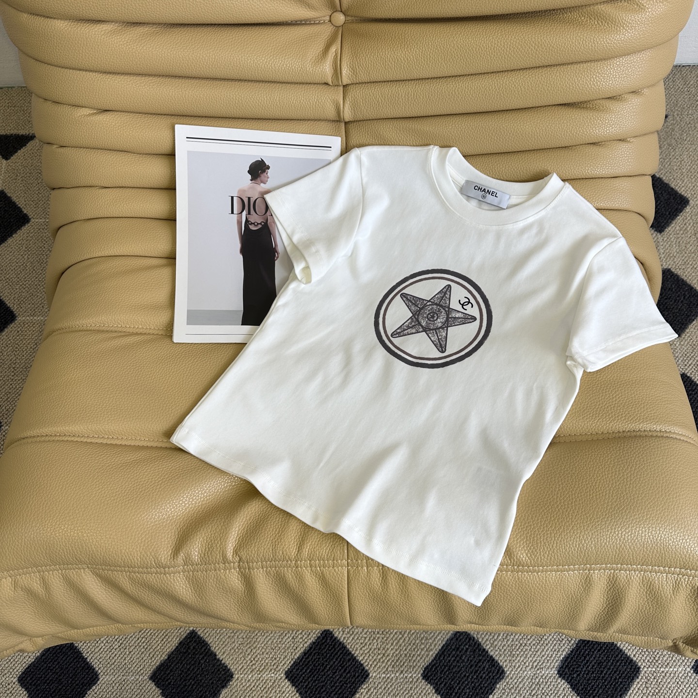 “Flexible Fabric Female Suit Set with Free Shorts – New Sale Highlights Quality and Comfort” - 图片 3