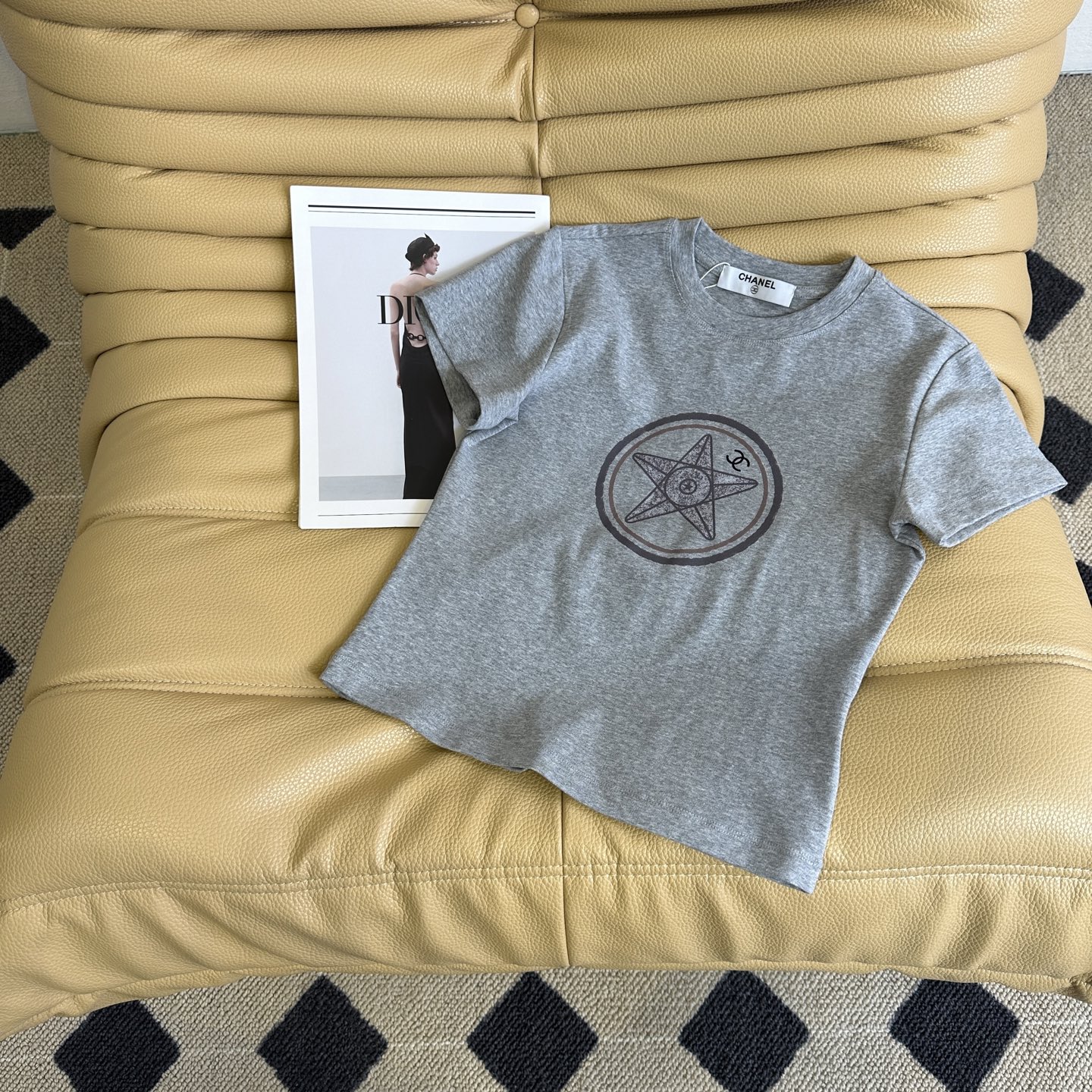 “Flexible Fabric Female Suit Set with Free Shorts – New Sale Highlights Quality and Comfort” - 图片 1