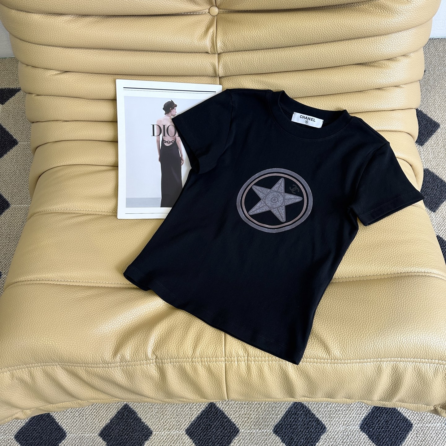 “Flexible Fabric Female Suit Set with Free Shorts – New Sale Highlights Quality and Comfort” - 图片 2