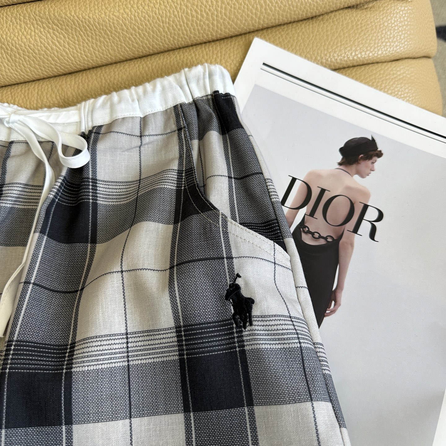 Raf Simons’ New Collection: Wide-Legged, Straight-Cut Dresses in Monochrome Palette - 图片 5