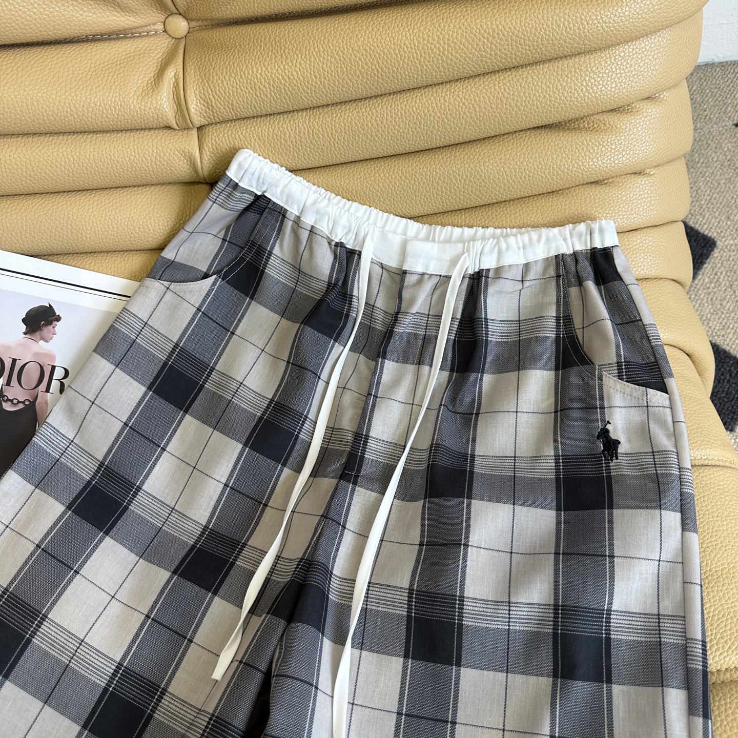 Raf Simons’ New Collection: Wide-Legged, Straight-Cut Dresses in Monochrome Palette - 图片 4