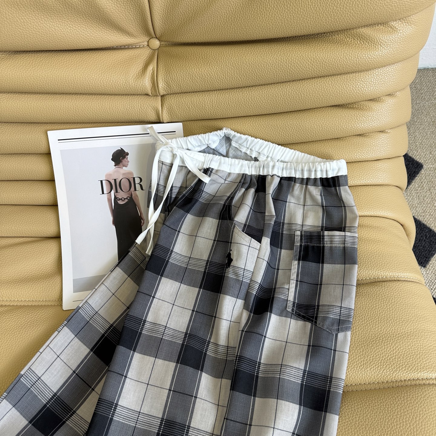 Raf Simons’ New Collection: Wide-Legged, Straight-Cut Dresses in Monochrome Palette - 图片 3