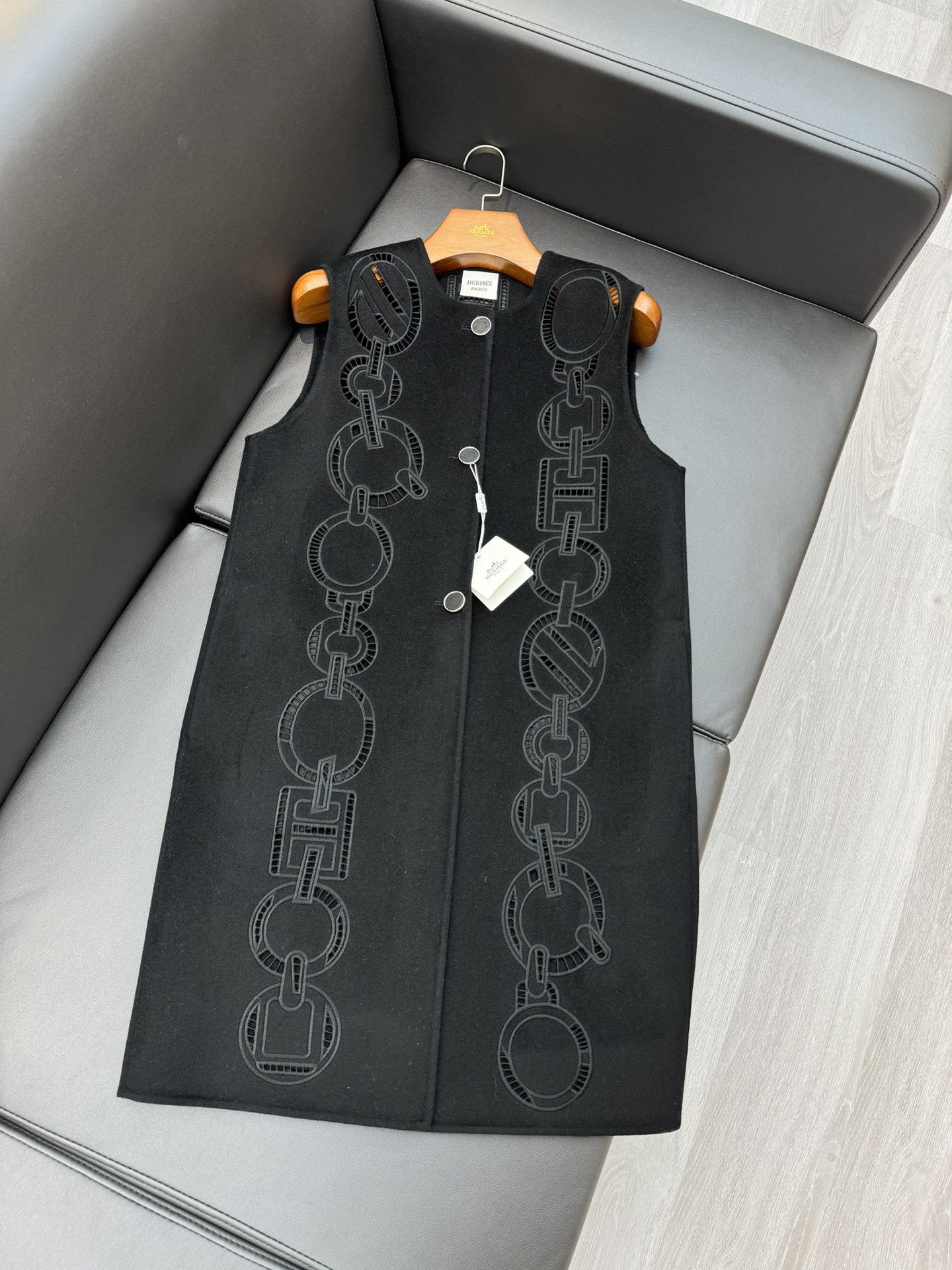 We provide Top Cheap AAA
 Hermes Clothing Waistcoats Black White Fall/Winter Collection P82806588828065888280658818582806588