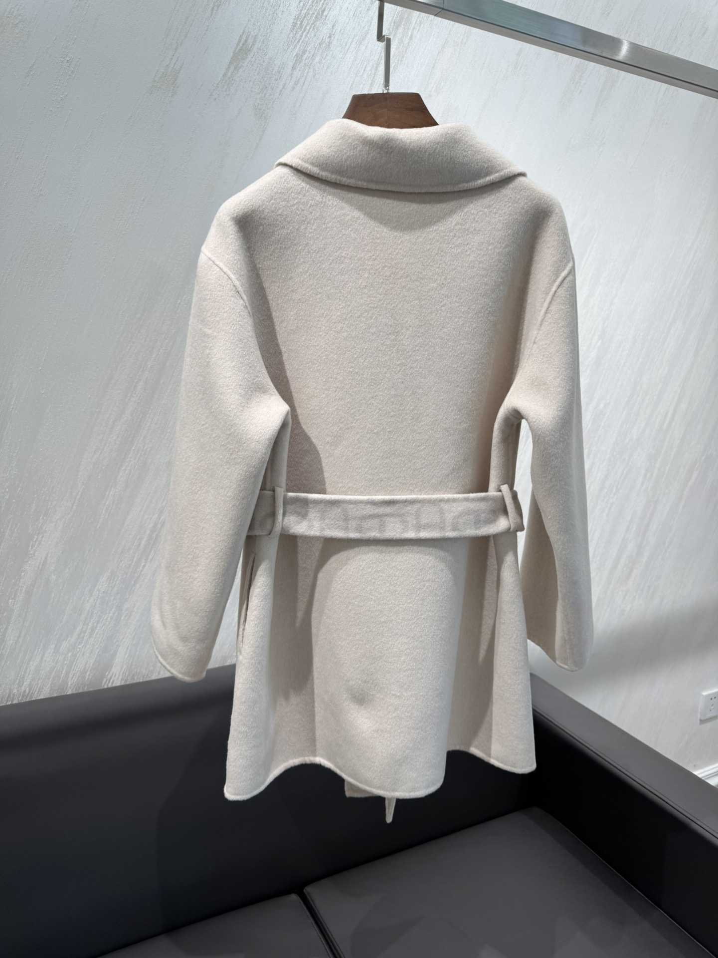 “Versatile Female Suit with Dustproof Bag and Pig Nose Liner in White, Camel, and Green” - 图片 4
