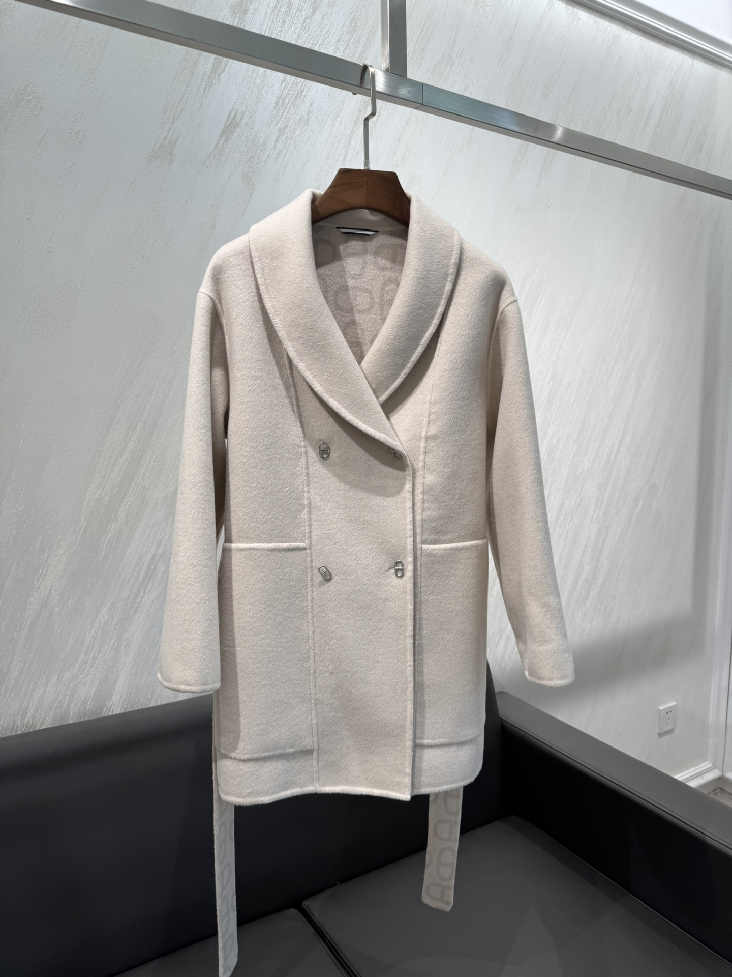 “Versatile Female Suit with Dustproof Bag and Pig Nose Liner in White, Camel, and Green” - 图片 1