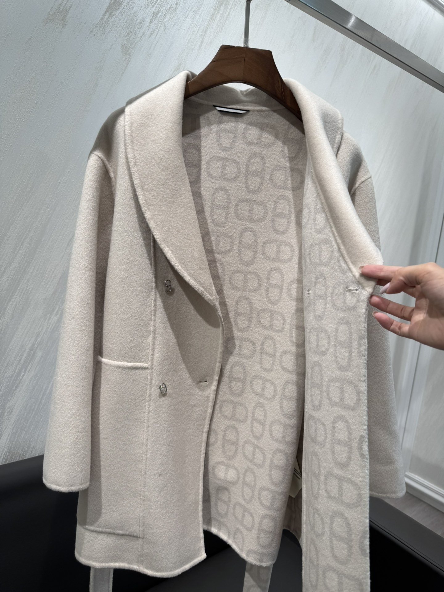 “Versatile Female Suit with Dustproof Bag and Pig Nose Liner in White, Camel, and Green” - 图片 6