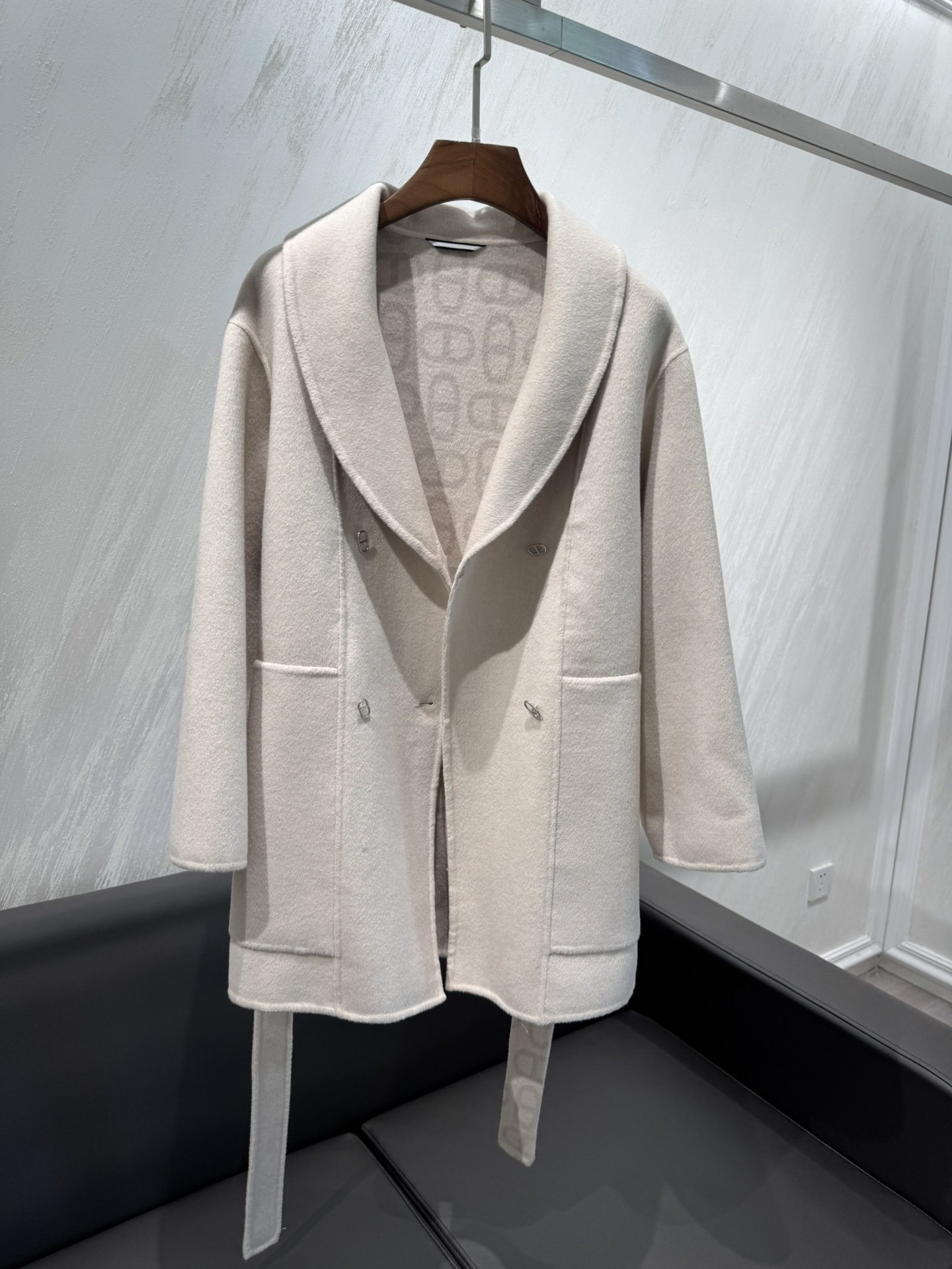 “Versatile Female Suit with Dustproof Bag and Pig Nose Liner in White, Camel, and Green” - 图片 3