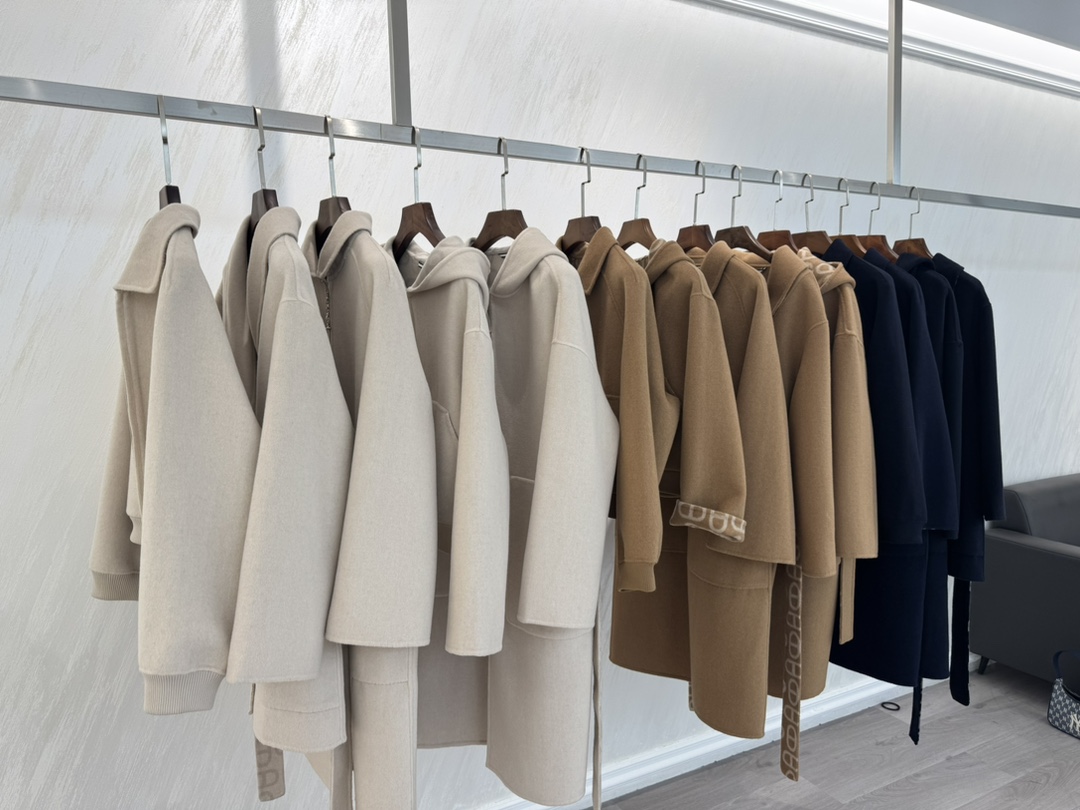 Title: P1680 Women’s Suit with Dustproof Bags & Pig Nose Liner in Multiple Colors Summary: Versatile one-size-fits-all suit in white, camel, and green with unique - 图片 9