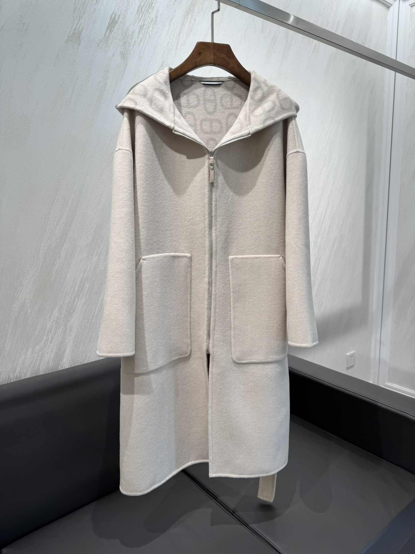 Title: P1680 Women’s Suit with Dustproof Bags & Pig Nose Liner in Multiple Colors Summary: Versatile one-size-fits-all suit in white, camel, and green with unique - 图片 1