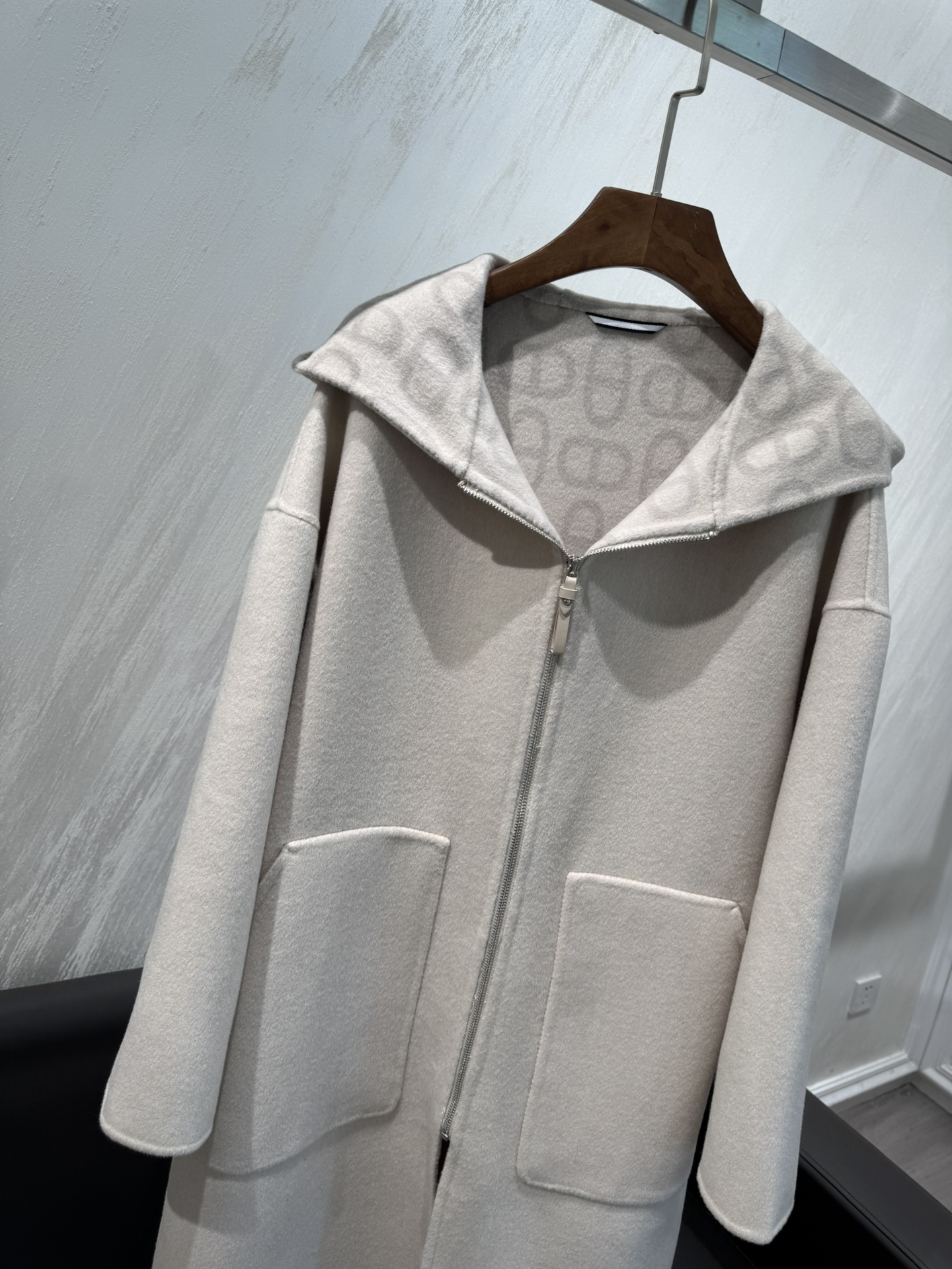Title: P1680 Women’s Suit with Dustproof Bags & Pig Nose Liner in Multiple Colors Summary: Versatile one-size-fits-all suit in white, camel, and green with unique - 图片 3