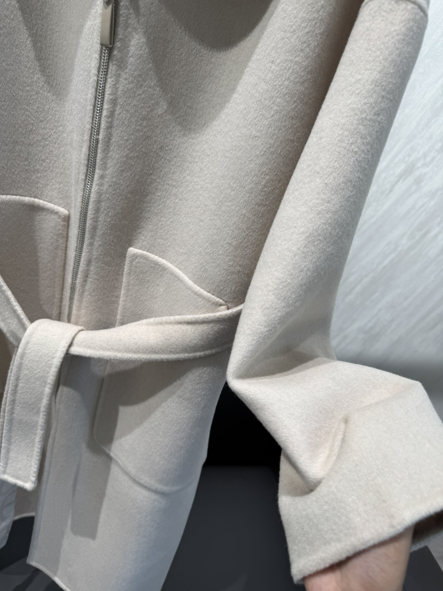 Title: P1680 Women’s Suit with Dustproof Bags & Pig Nose Liner in Multiple Colors Summary: Versatile one-size-fits-all suit in white, camel, and green with unique - 图片 7