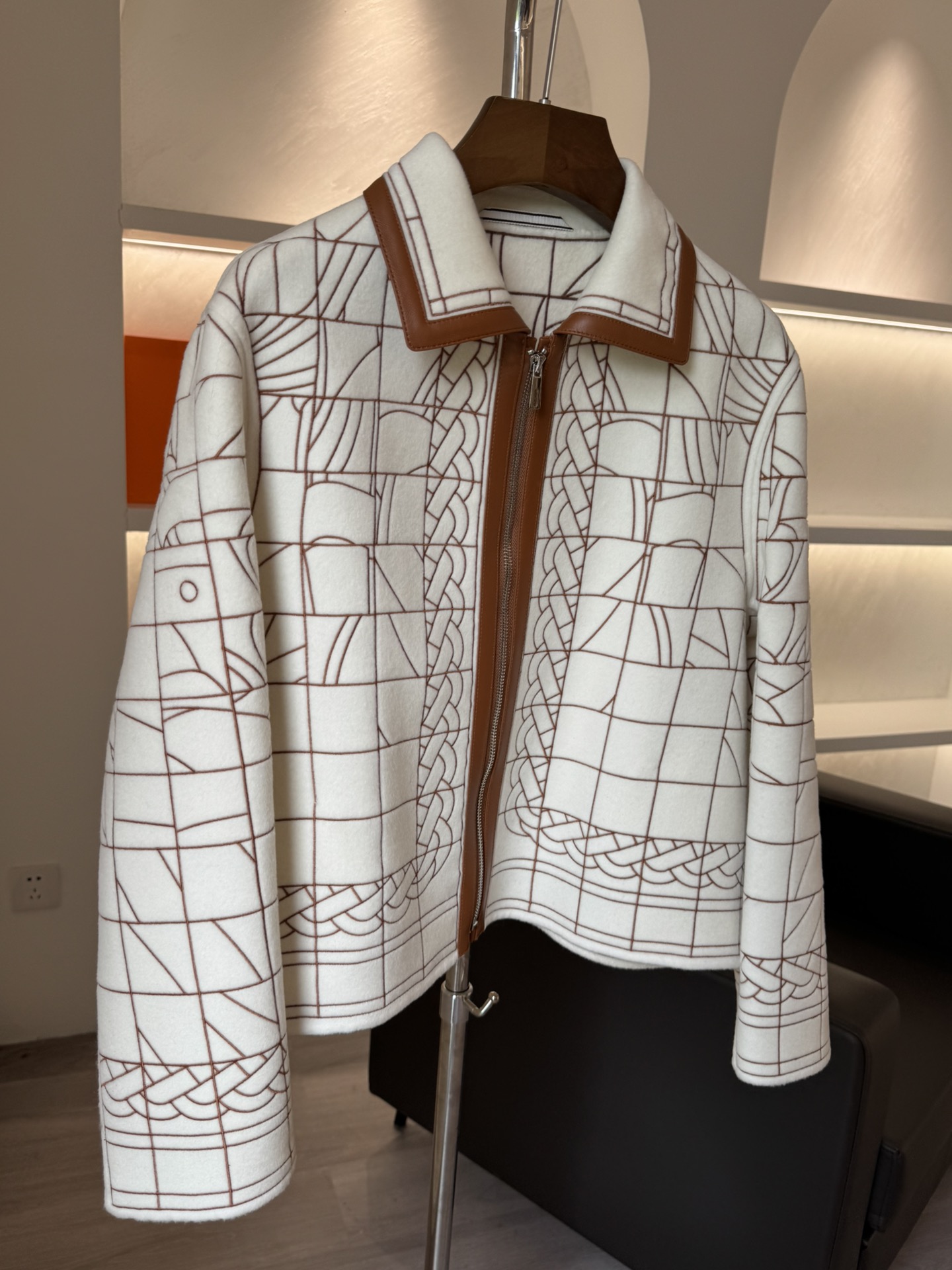 Title: P2280 Female Suit with Dustproof Bag 2025 New Heavy Worker Embroidered Wool Summary: One-size-fits-all female suit made of 90% wool, 10% - 图片 2