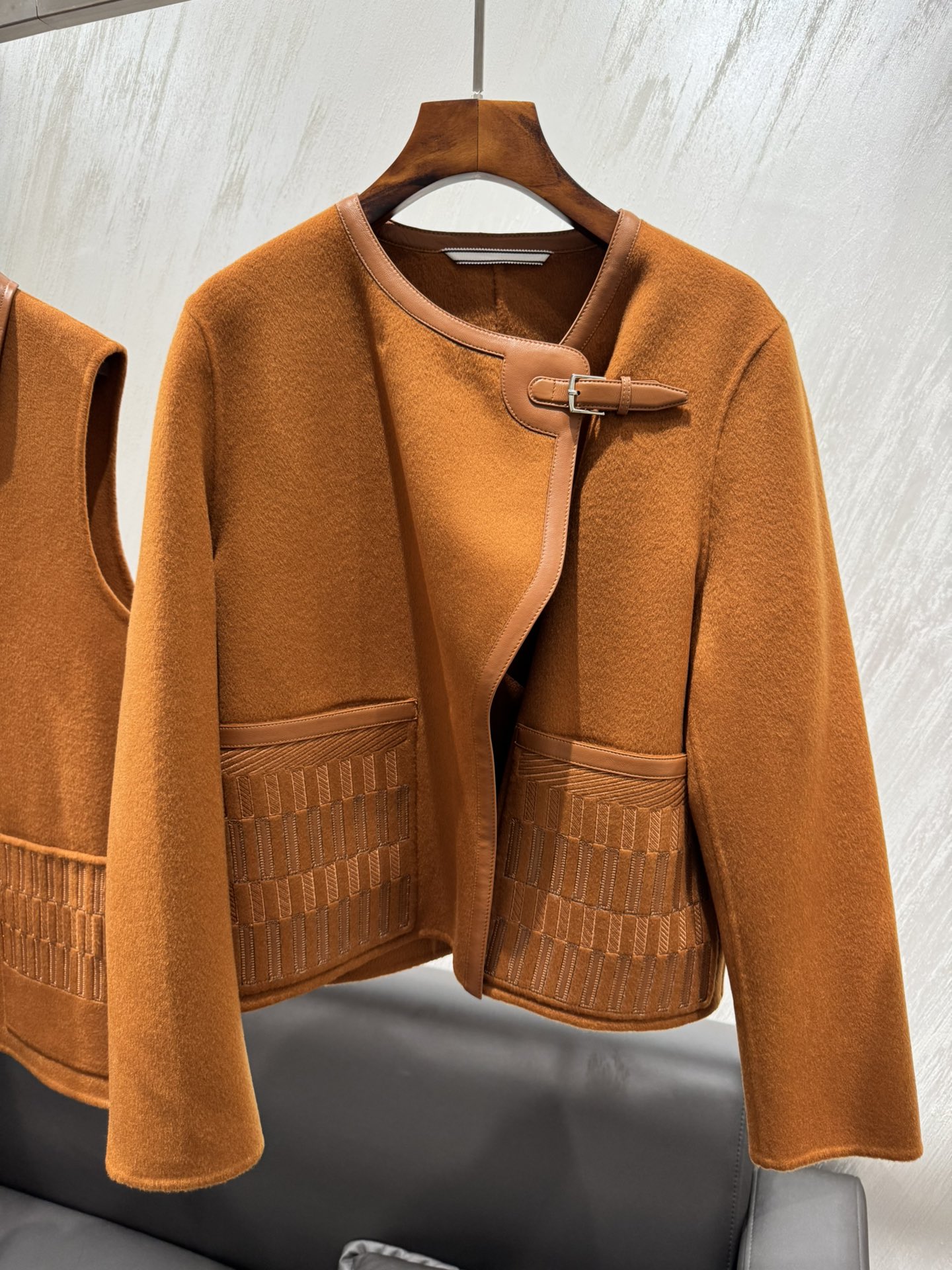 “Original Hard-Core Female Suit with Heavy-Earth Embroidery, 90% Wool, 10% Wool in White, Black, Caramel” - 图片 2
