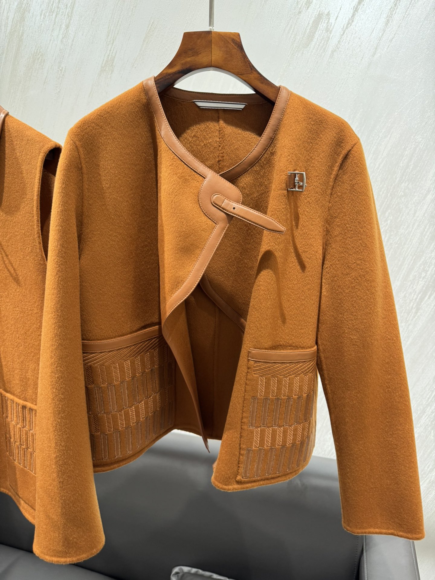 “Original Hard-Core Female Suit with Heavy-Earth Embroidery, 90% Wool, 10% Wool in White, Black, Caramel” - 图片 3