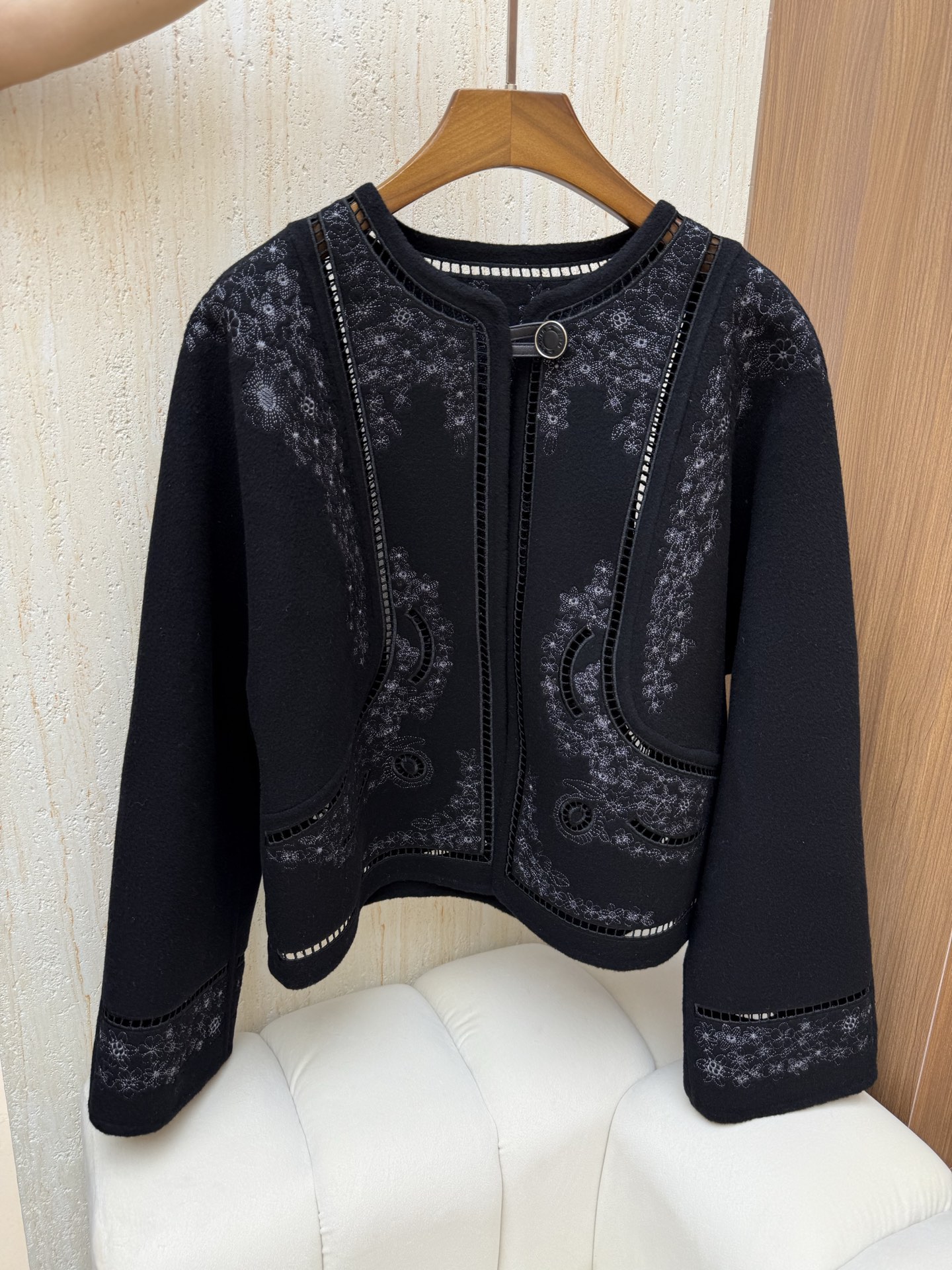 NO:500138,With dust bag Hermes 25 autumn and winter new style, high-end version, embroidered short cashmere coat, yb custom 90 cashmere 10 cashmere, soft and glutinous upper body, warm Size 36 38 40 White and black,,hermes,alexander wang19860909配防尘袋Hermes 25秋冬新款 高定版 刺绣短款羊绒大衣 yb定制90羊绒10羊绒 手感软糯上身保暖 码数36 38 40 白色黑色,,hermes,alexander wang,Women's clothing