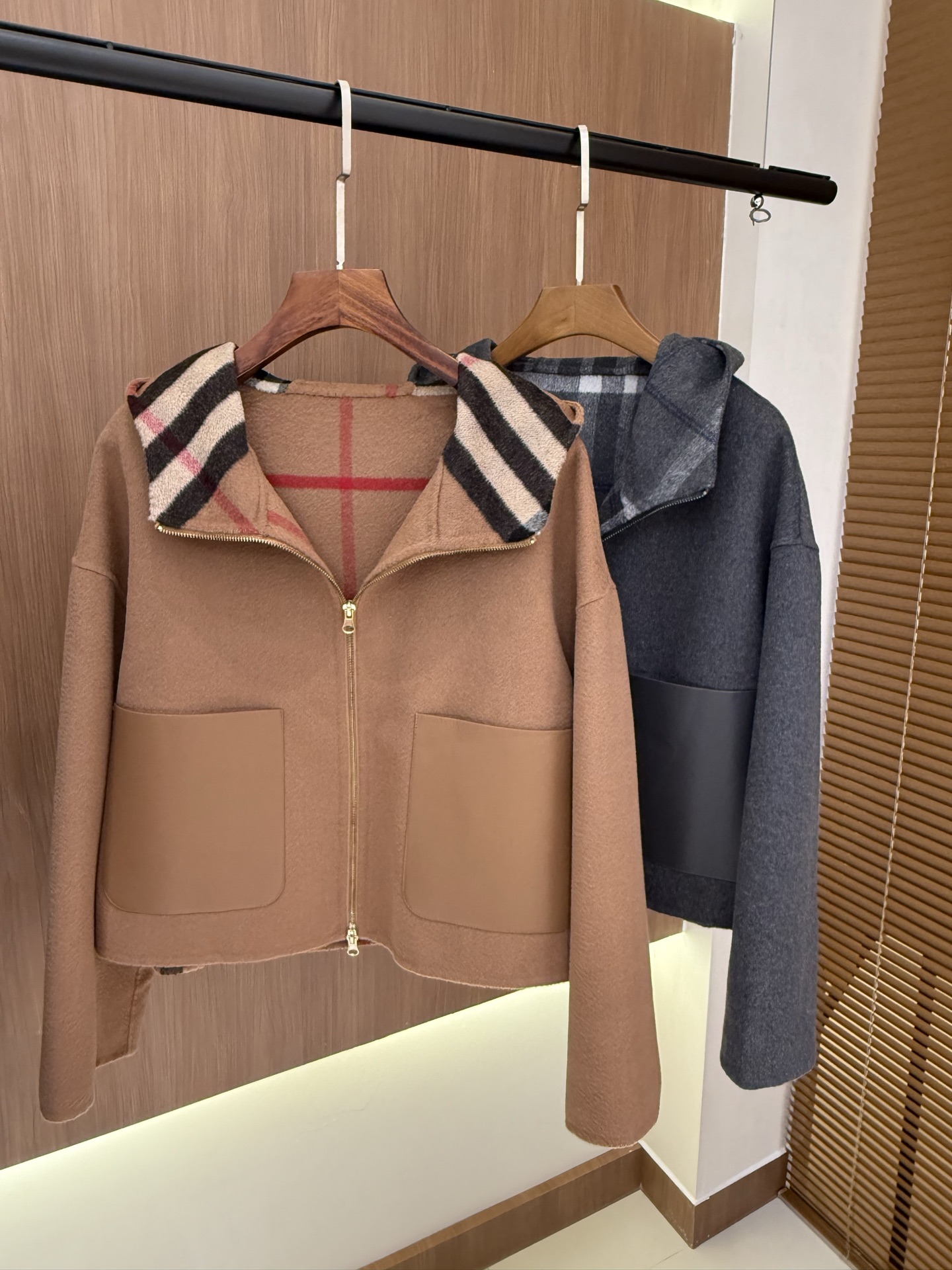 Burbe*ry 25秋冬新款 经典格纹双面羊毛外套/大衣 100%羊毛 口袋100%真皮 两色 码数：