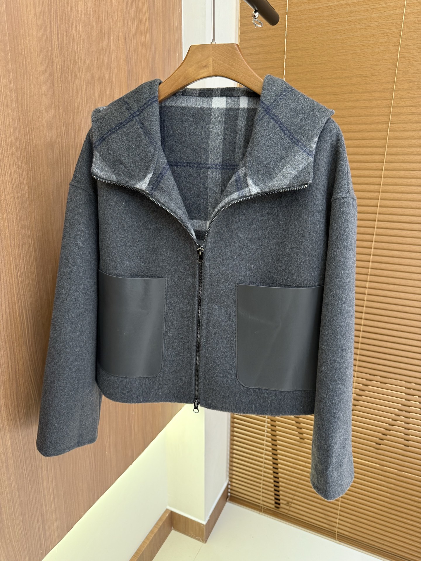 Burbe*ry 25秋冬新款 经典格纹双面羊毛外套/大衣 100%羊毛 口袋100%真皮 两色 码数：