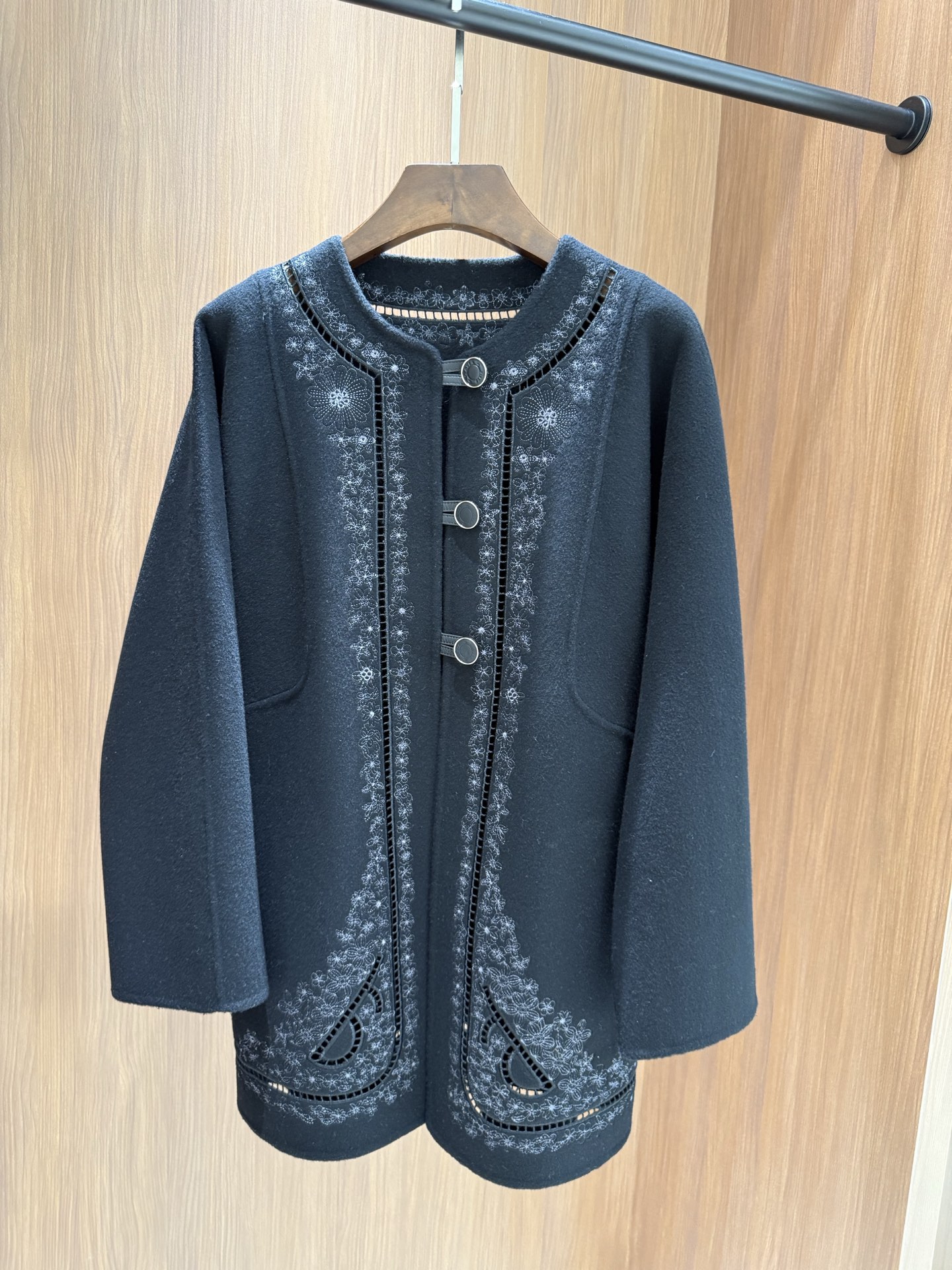 NO:500136,With dust bag Hermes 25 autumn and winter new style, high-end version, embroidered long cashmere coat, yb custom 90 cashmere 10 cashmere, soft and glutinous upper body, warm Size 36 38 40 White and black,,hermes,alexander wang19860909配防尘袋Hermes 25秋冬新款 高定版 刺绣长款羊绒大衣 yb定制90羊绒10羊绒 手感软糯上身保暖 码数36 38 40 白色黑色,,hermes,alexander wang,Women's clothing