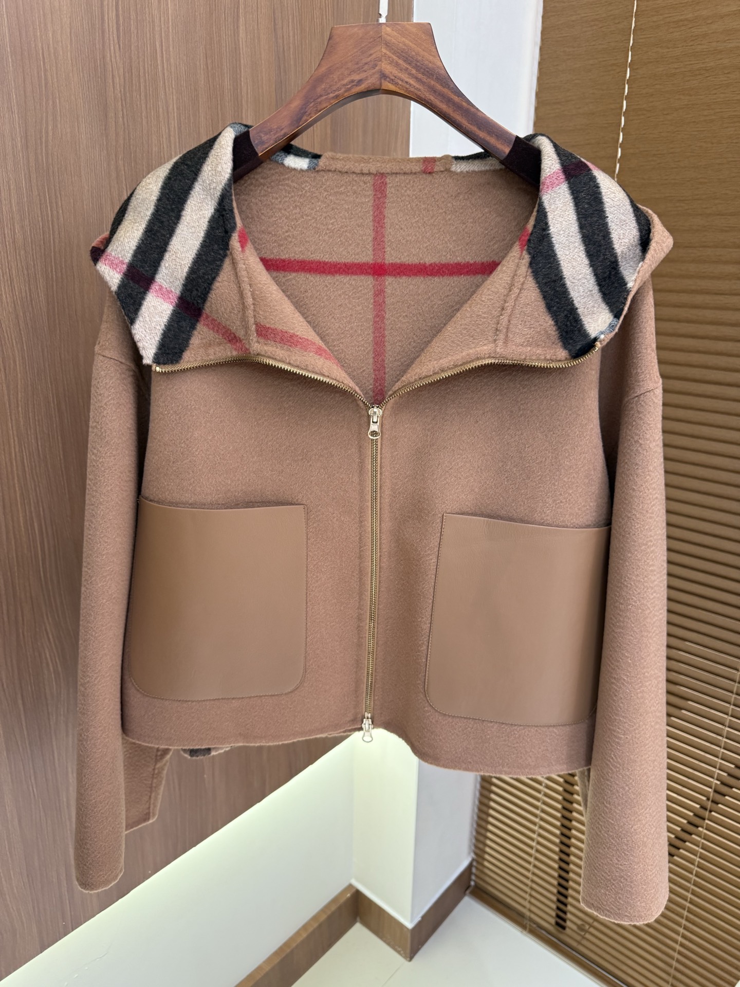 Burbe*ry 25秋冬新款 经典格纹双面羊毛外套/大衣 100%羊毛 口袋100%真皮 两色 码数：