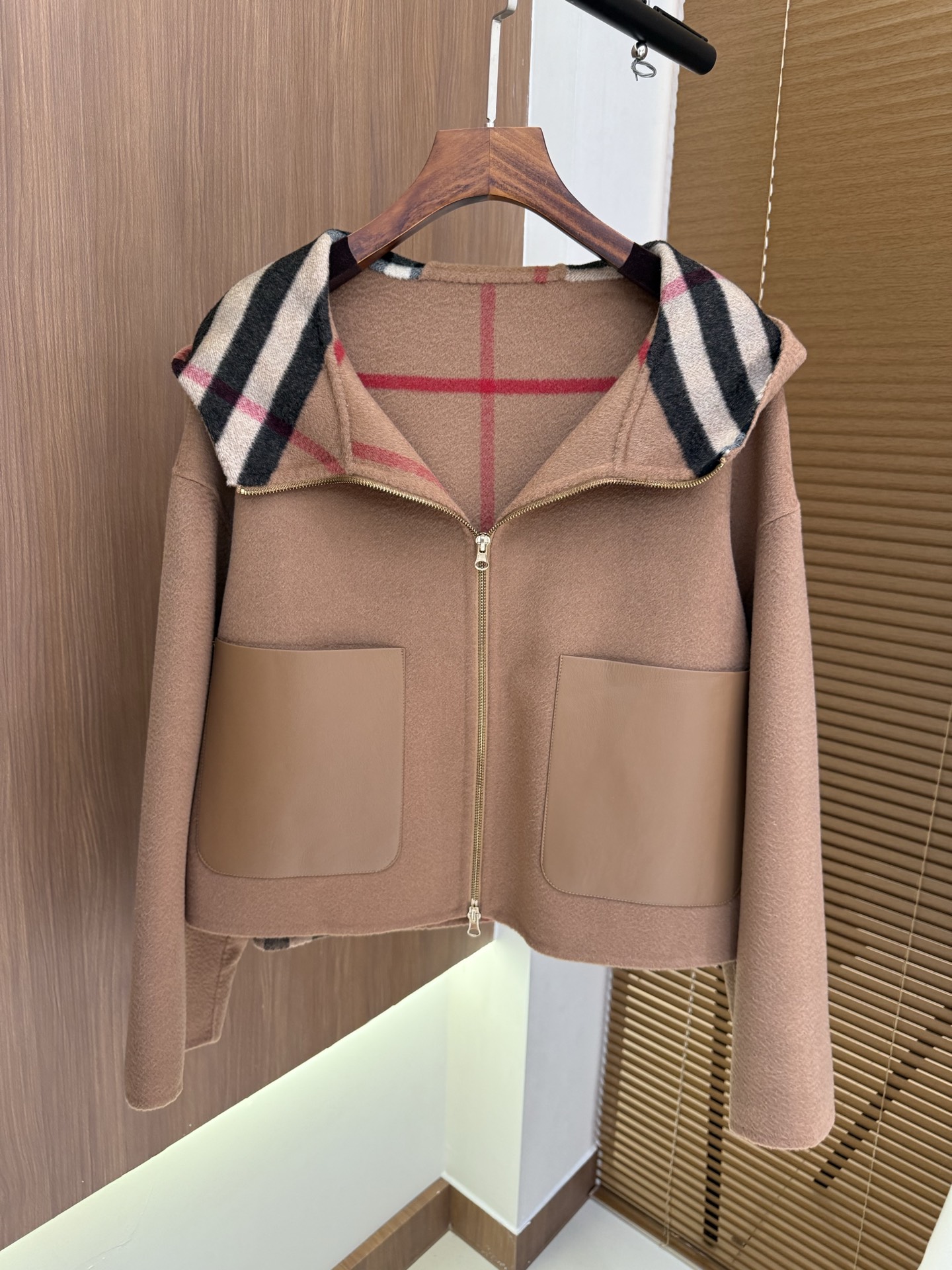 Burbe*ry 25秋冬新款 经典格纹双面羊毛外套/大衣 100%羊毛 口袋100%真皮 两色 码数：