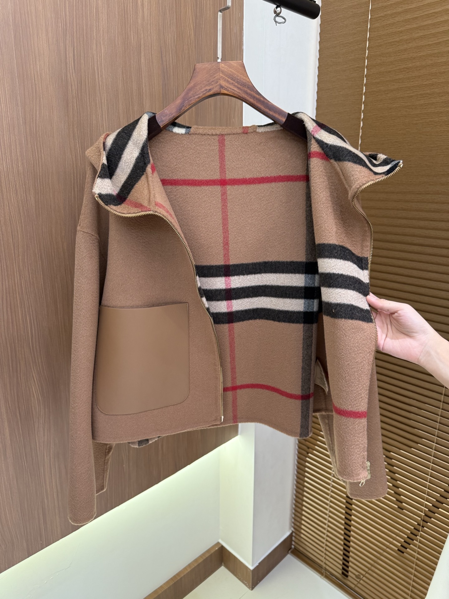 Burbe*ry 25秋冬新款 经典格纹双面羊毛外套/大衣 100%羊毛 口袋100%真皮 两色 码数：