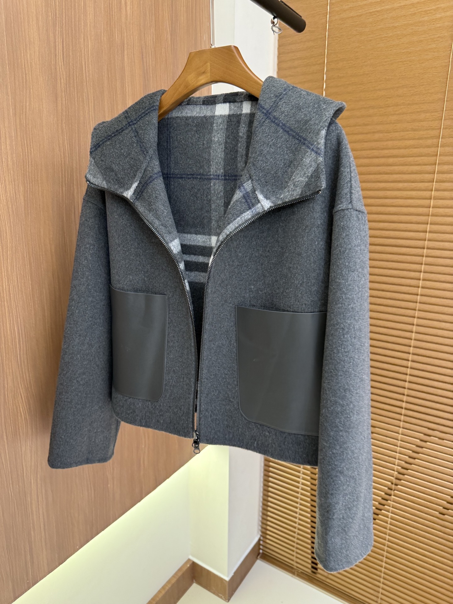 Burbe*ry 25秋冬新款 经典格纹双面羊毛外套/大衣 100%羊毛 口袋100%真皮 两色 码数：