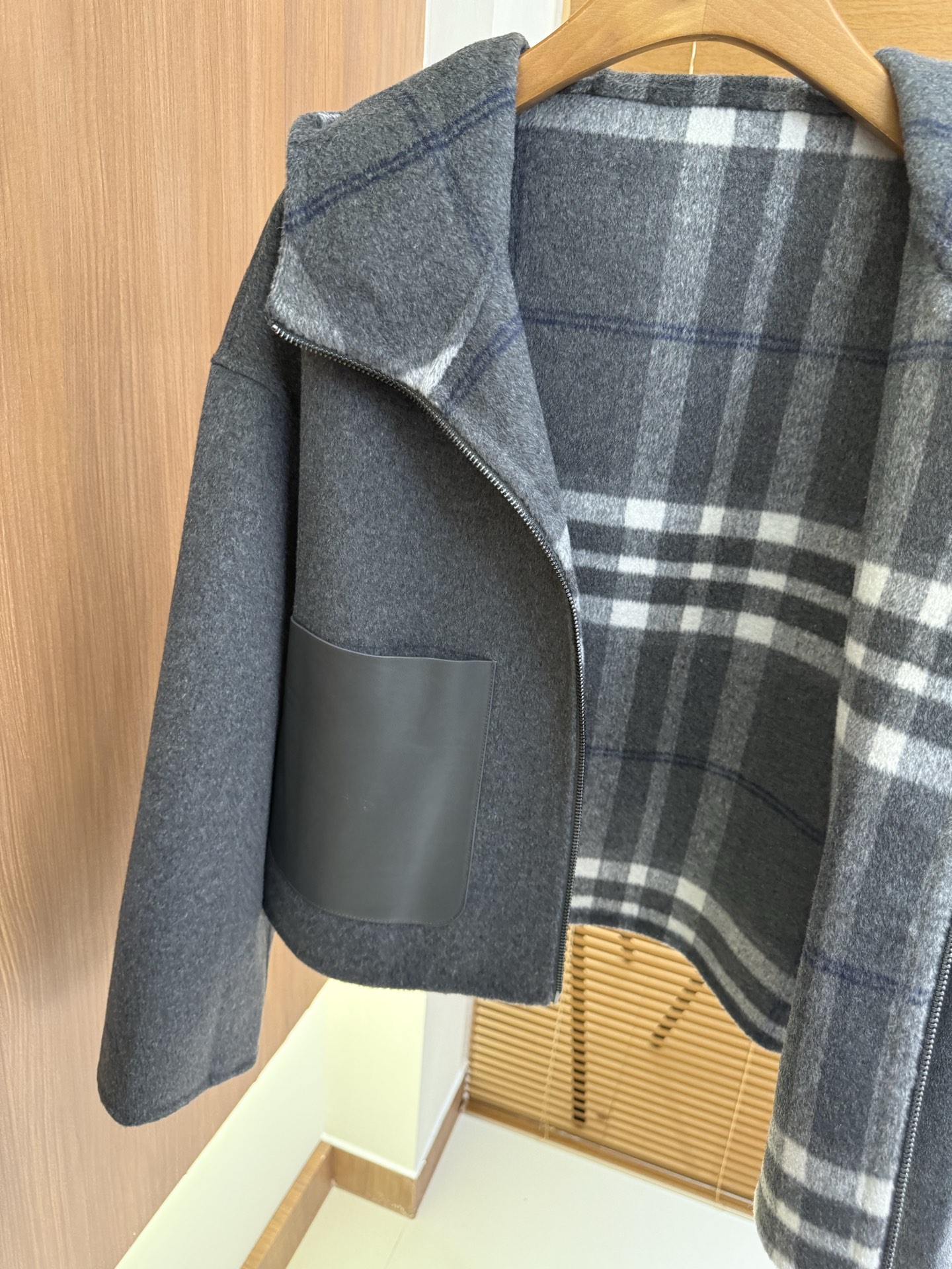 Burbe*ry 25秋冬新款 经典格纹双面羊毛外套/大衣 100%羊毛 口袋100%真皮 两色 码数：