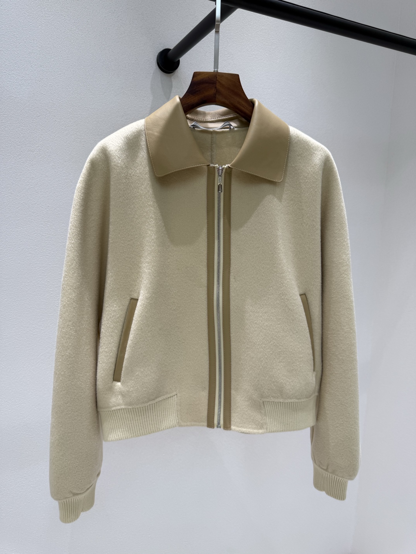 Title: Hermès 2025 Cashmere Jacket for Autumn/Winter, Single-Rate Female Suit, Includes Dustproof Bag Summary: Versatile sizes 36-42, suitable for - 图片 2