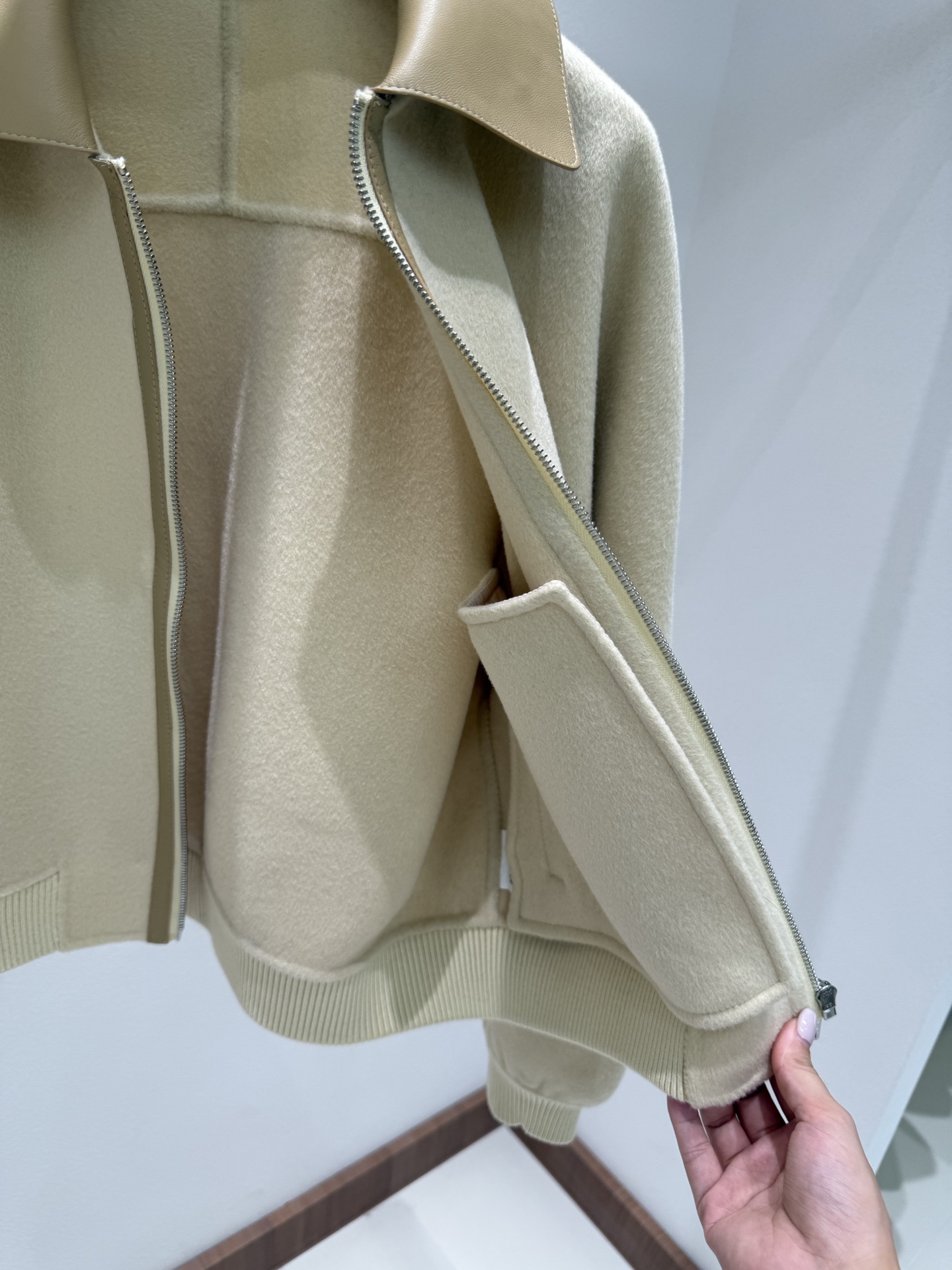Title: Hermès 2025 Cashmere Jacket for Autumn/Winter, Single-Rate Female Suit, Includes Dustproof Bag Summary: Versatile sizes 36-42, suitable for - 图片 4