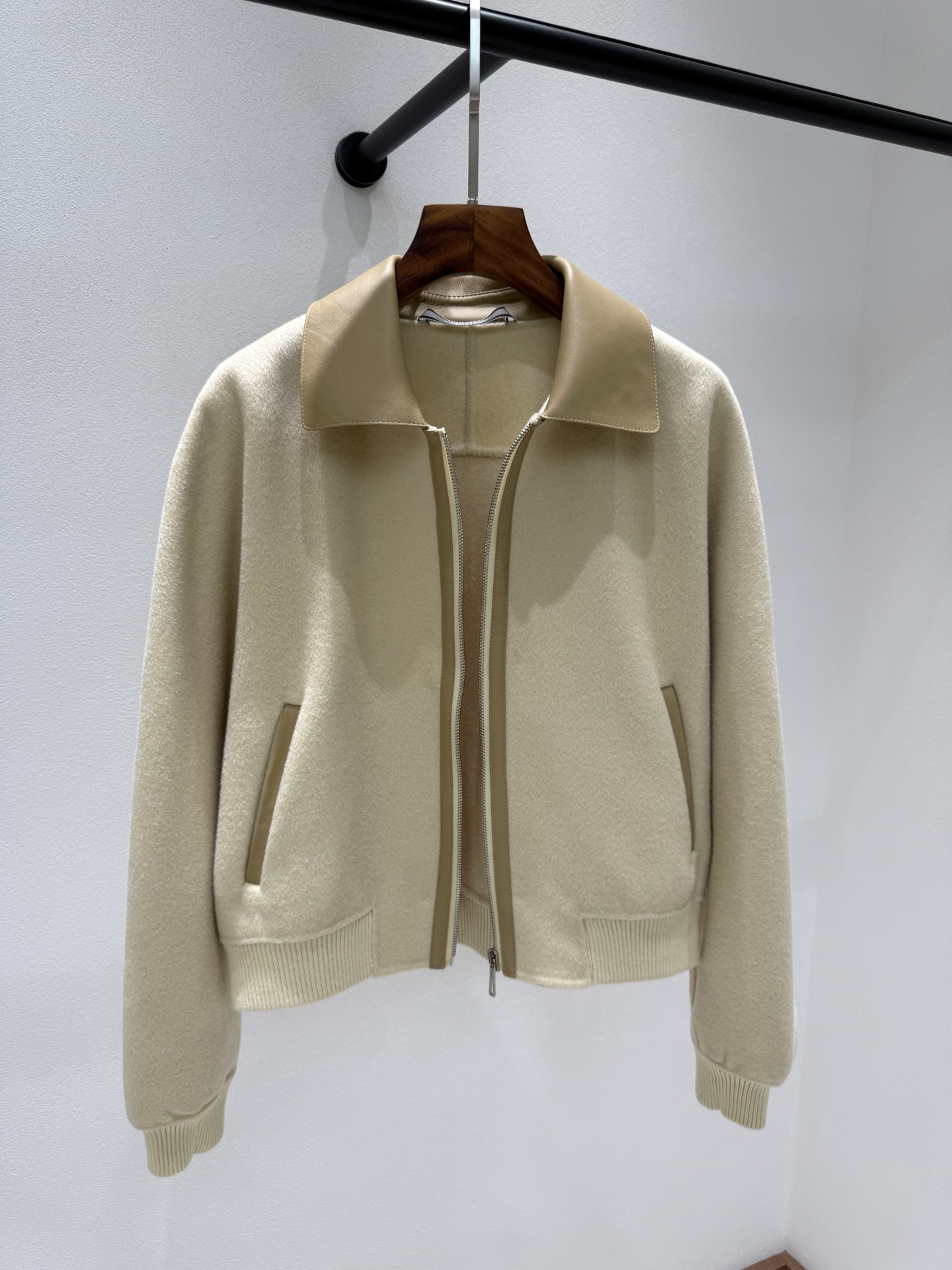 Title: Hermès 2025 Cashmere Jacket for Autumn/Winter, Single-Rate Female Suit, Includes Dustproof Bag Summary: Versatile sizes 36-42, suitable for - 图片 3