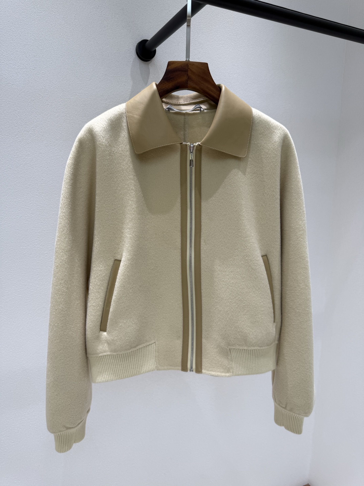 Title: Hermès 2025 Cashmere Jacket for Autumn/Winter, Single-Rate Female Suit, Includes Dustproof Bag Summary: Versatile sizes 36-42, suitable for - 图片 1