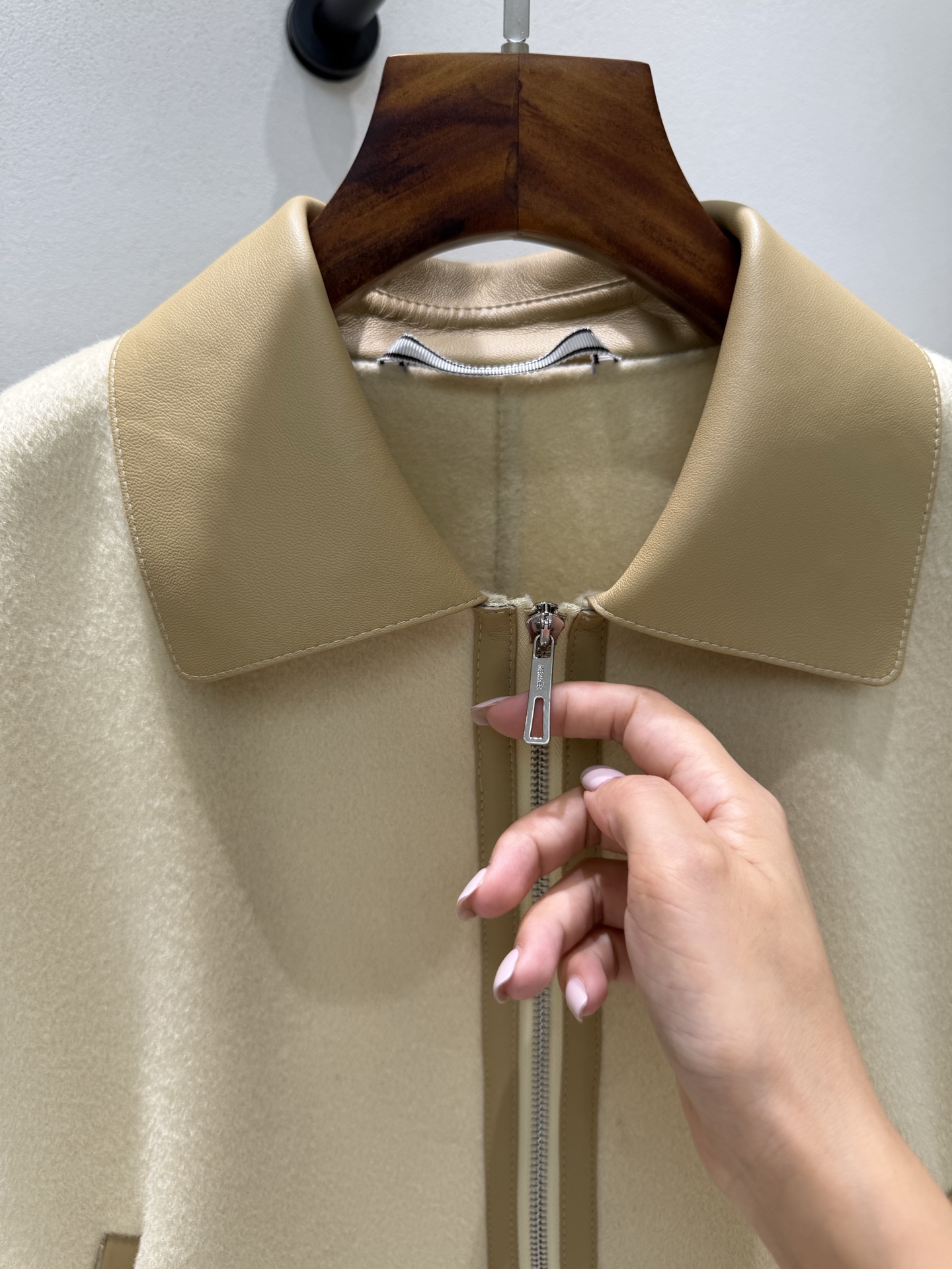 Title: Hermès 2025 Cashmere Jacket for Autumn/Winter, Single-Rate Female Suit, Includes Dustproof Bag Summary: Versatile sizes 36-42, suitable for - 图片 5