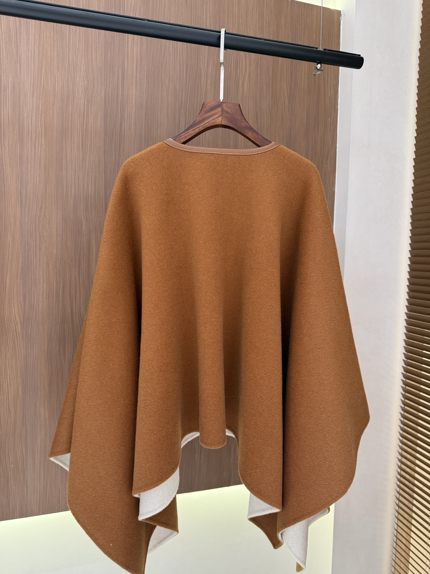 Loro Piana Cashmere Cape: Elegant & Luxurious Outerwear for Fall/Winter 6 i1756805562010 6000 0 0