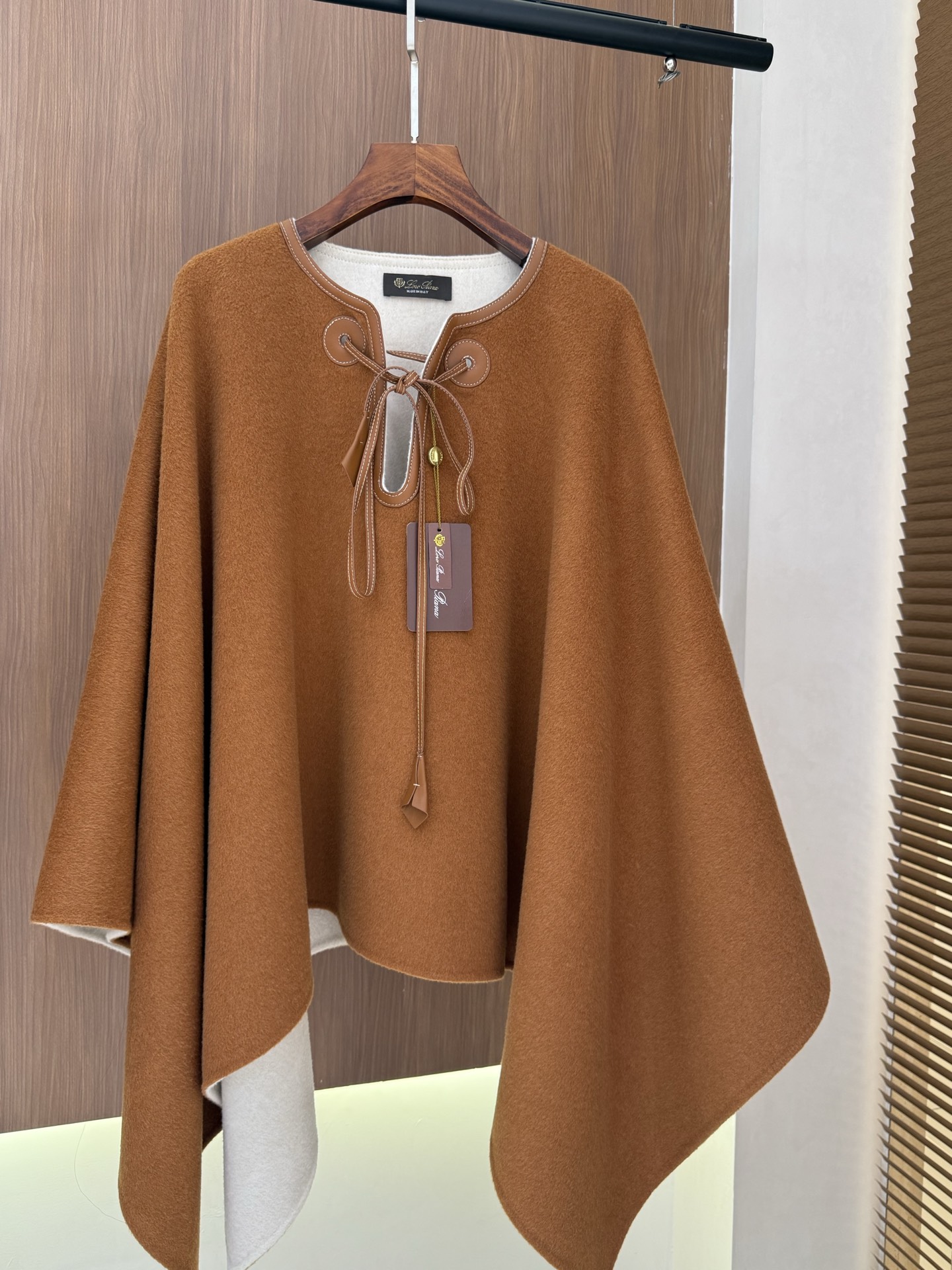 Loro Piana Cashmere Cape: Elegant & Luxurious Outerwear for Fall/Winter 4 i1756805564668 4120 0 2