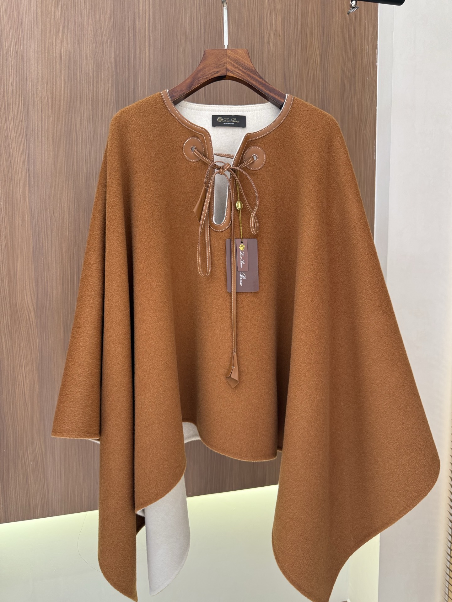 Loro Piana Cashmere Cape: Elegant & Luxurious Outerwear for Fall/Winter 3 i1756805564673 826 0 1