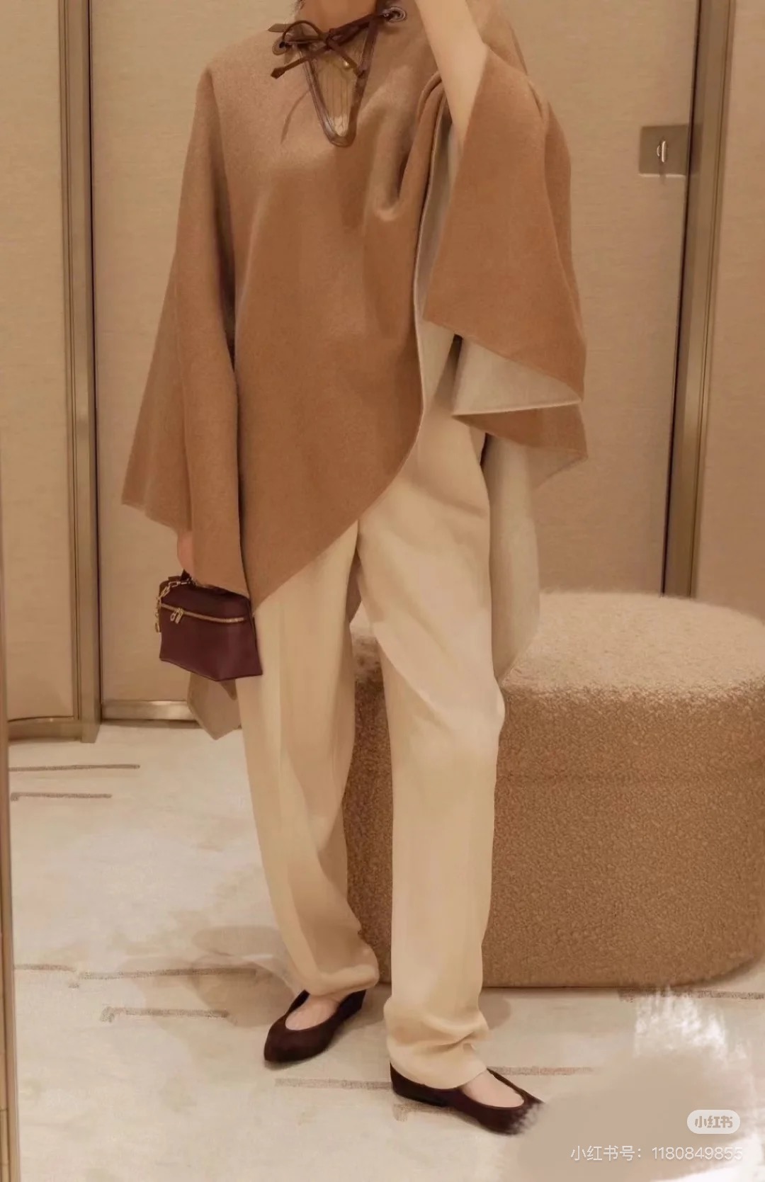 Max Mara Elegante Camelkleurige Poncho met Leren Details